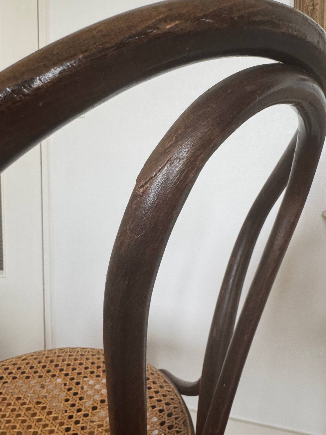 Paire de chaises bistrot en bois et cannage