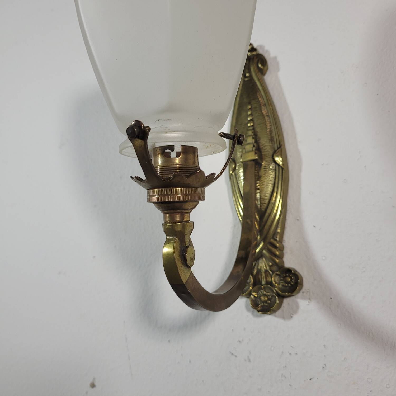 Vintage wall lamp in brass and frosted glass 1950s