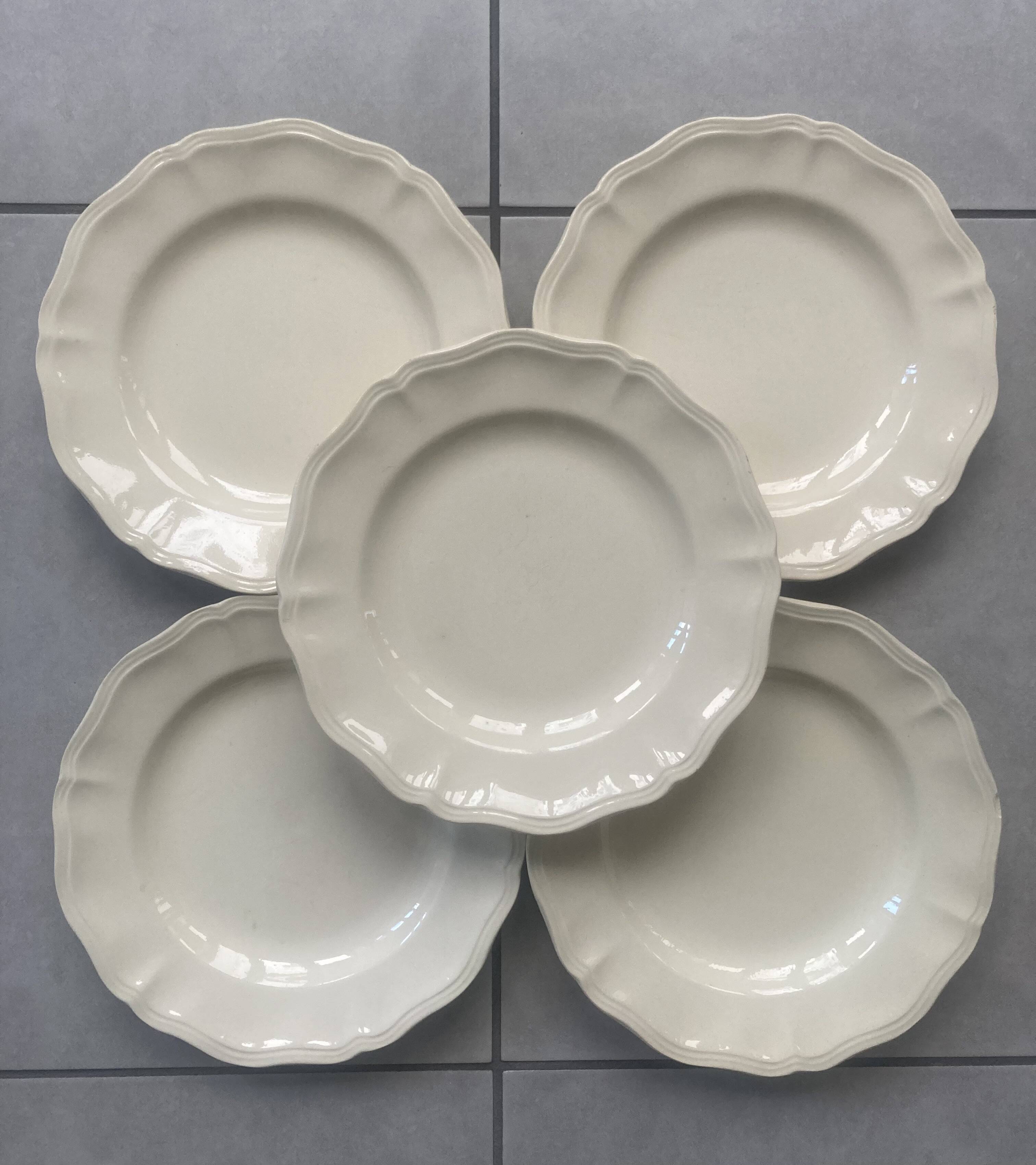 Set of 5 Digoin Sarreguemines plain ivory plates with gadroons