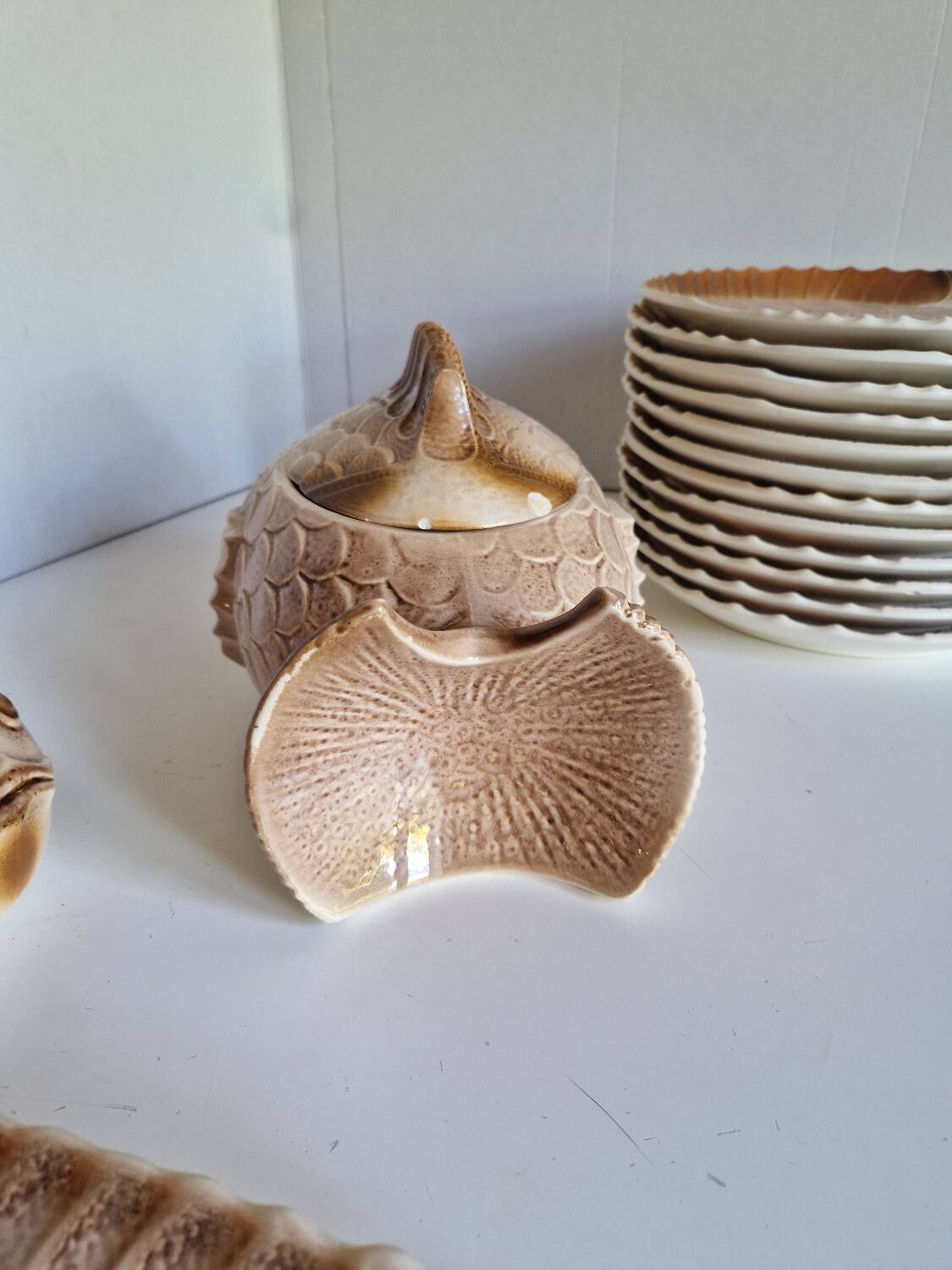 Many flat plates, dish, sauce boat, vegetable dish.