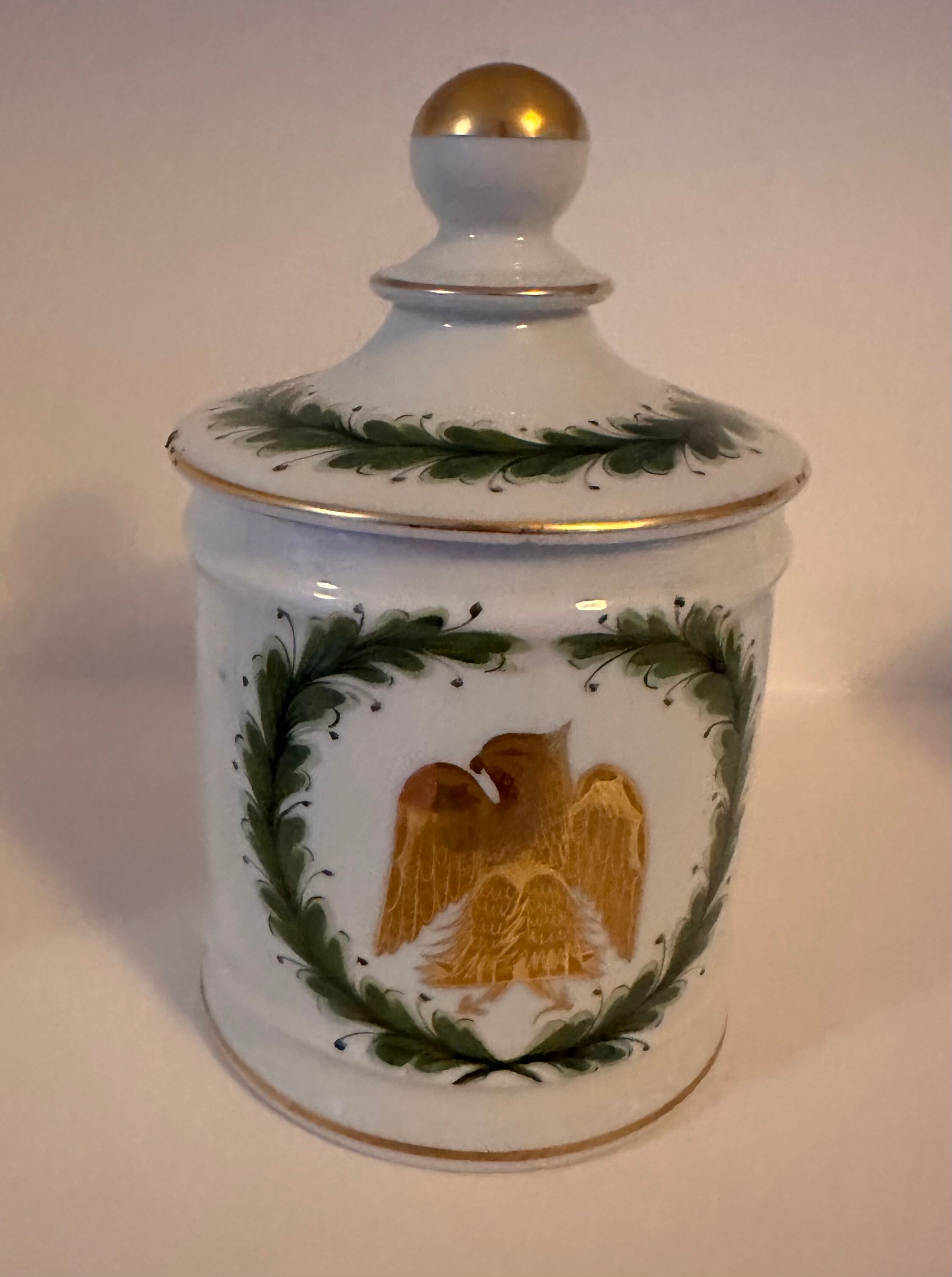 Porcelain pot in the colors of Napoleon with lid