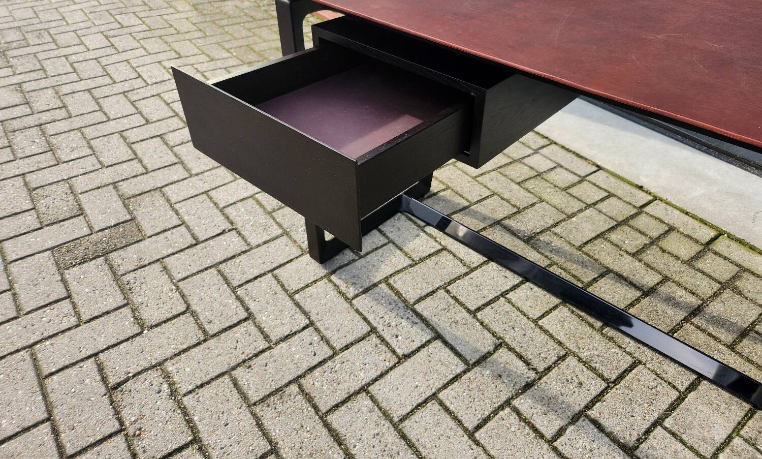 Poltrona Frau - Fred desk by Roberto Lazzeroni