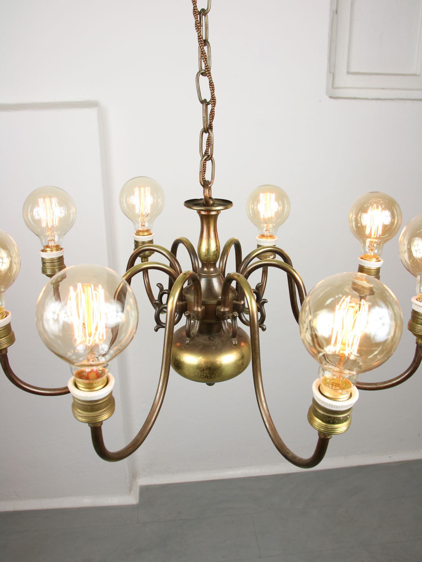 Viennese minimal brass 8-arm chandelier
