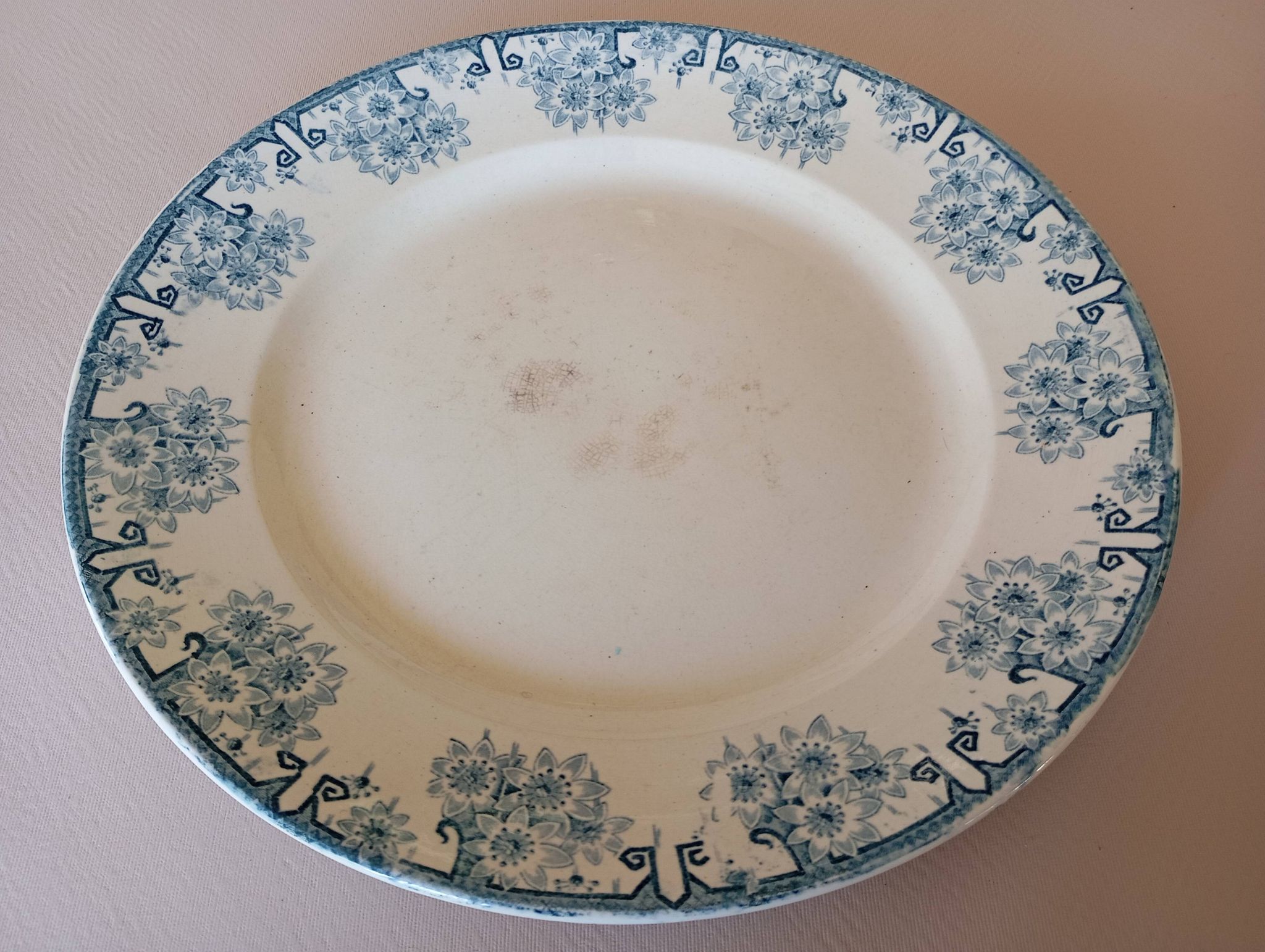 Plat à gâteau en terre de fer Longwy "Marguerites"