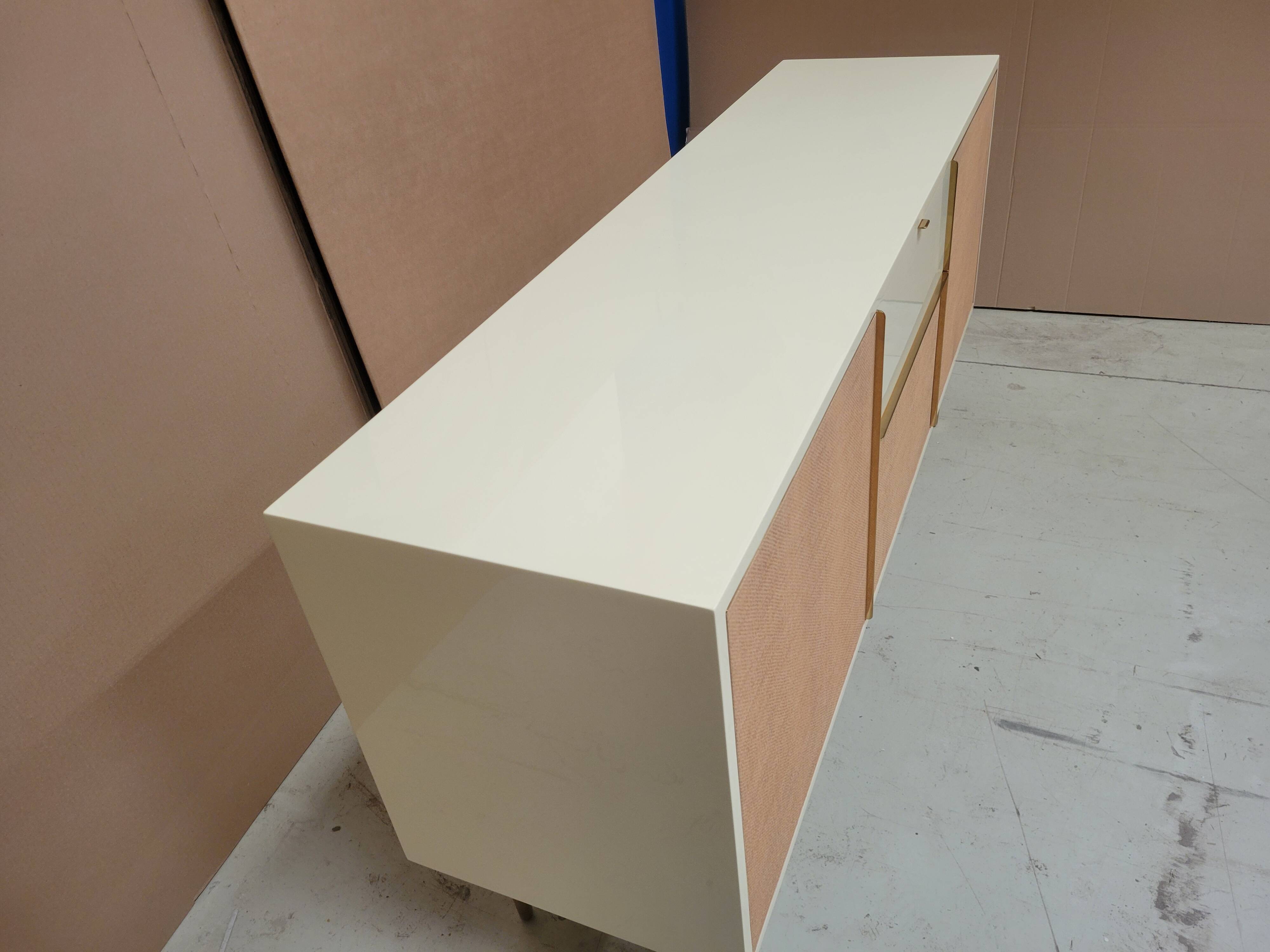 Enfilade -buffet bas . laque et fibre naturelle . marque red edition