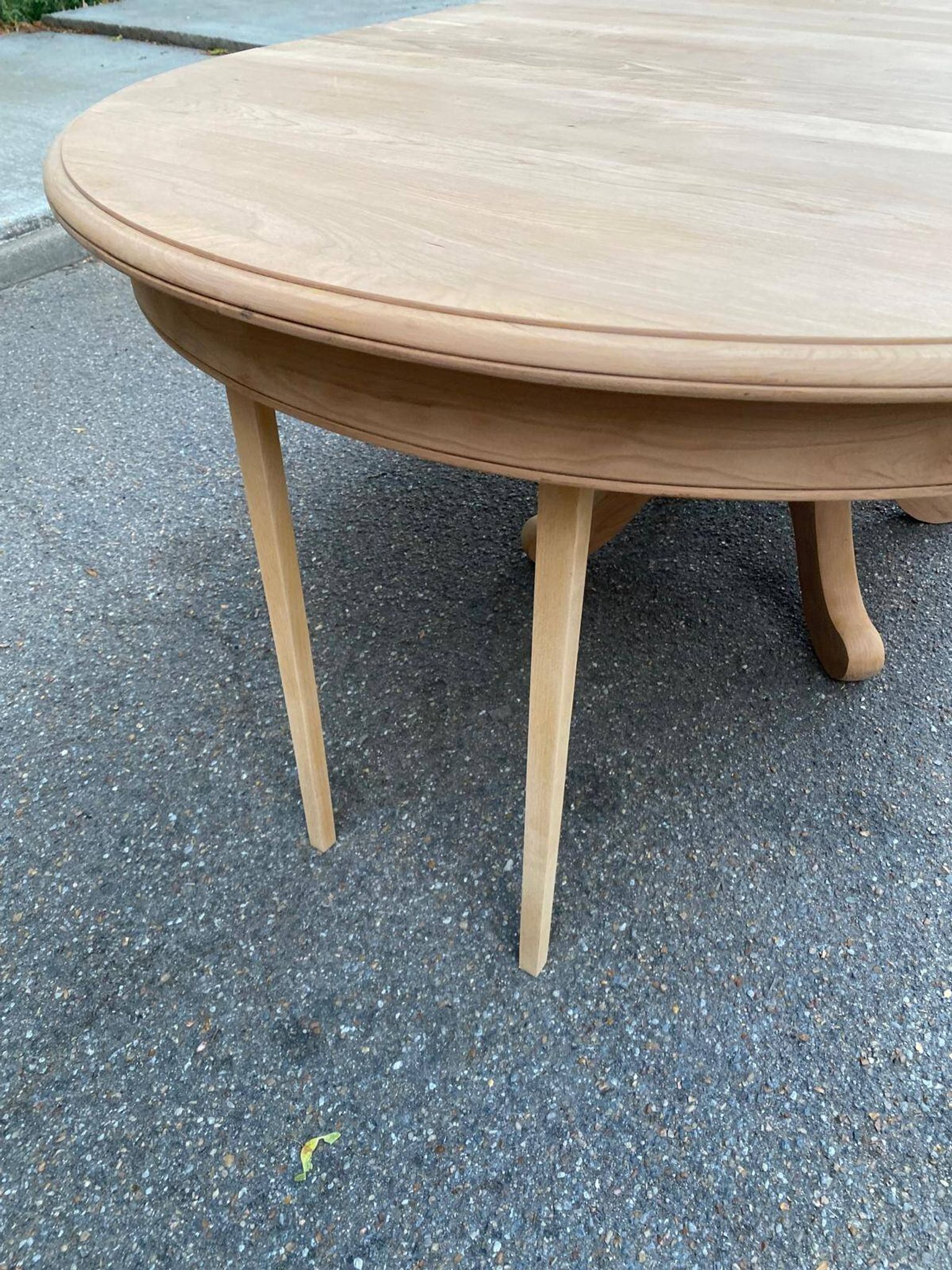 Table à manger ronde extensible décapée en merisier massif brut pied centra