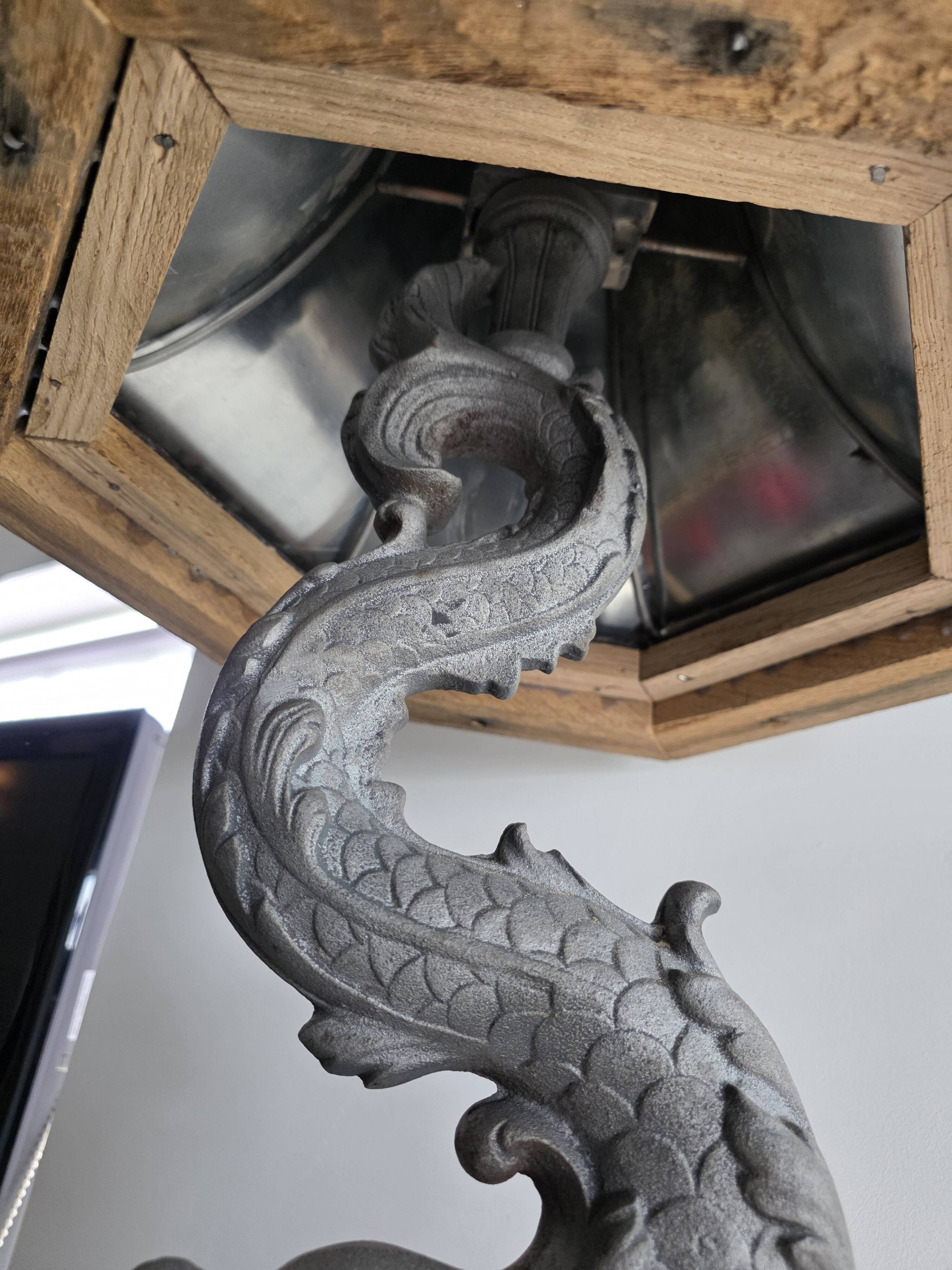 Monumental lamp with a dolphin in cast iron and lead scales - 110cm