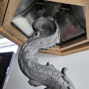 Monumental lamp with a dolphin in cast iron and lead scales - 110cm