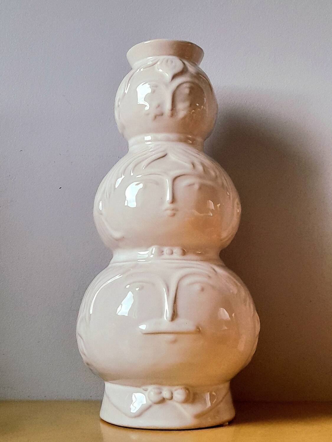 Totem vase faces in ceramic