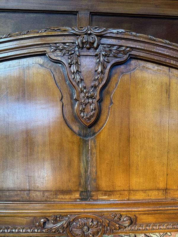 Lit corbeille  noyer sculpté de style Louis XVI