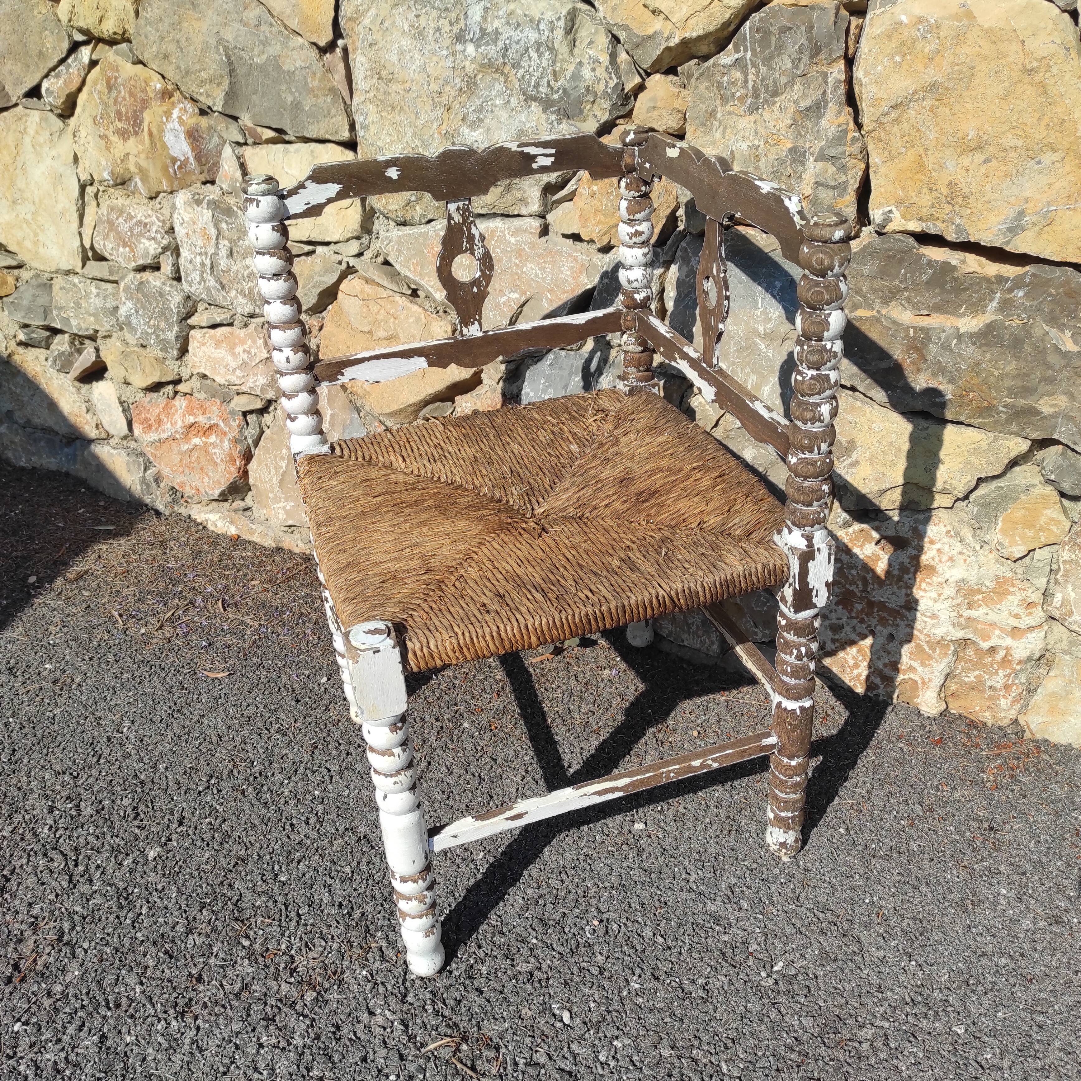 Wooden corner chair with seat mulched