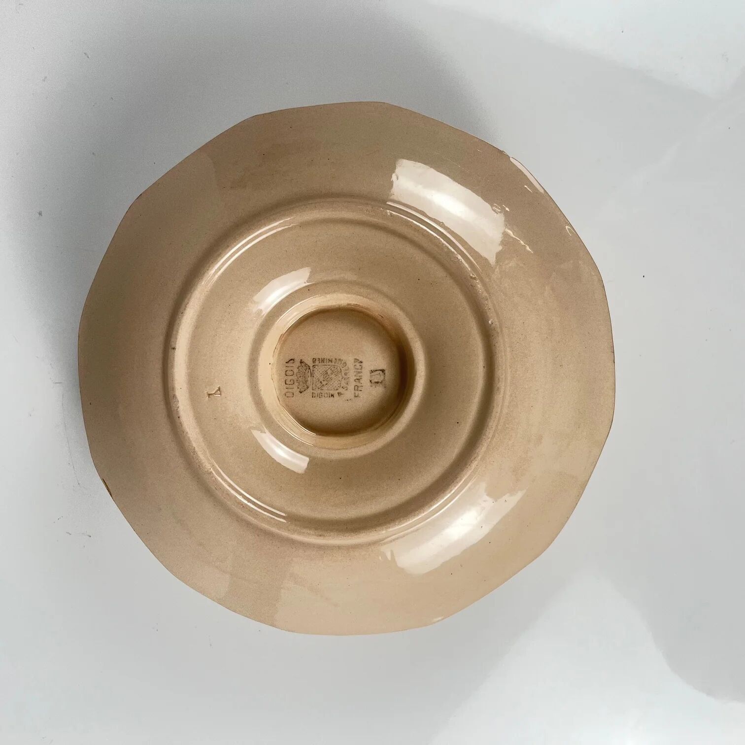 Digoin - Sarreguemines sauce boat, rose pattern, first half of the 20th century.