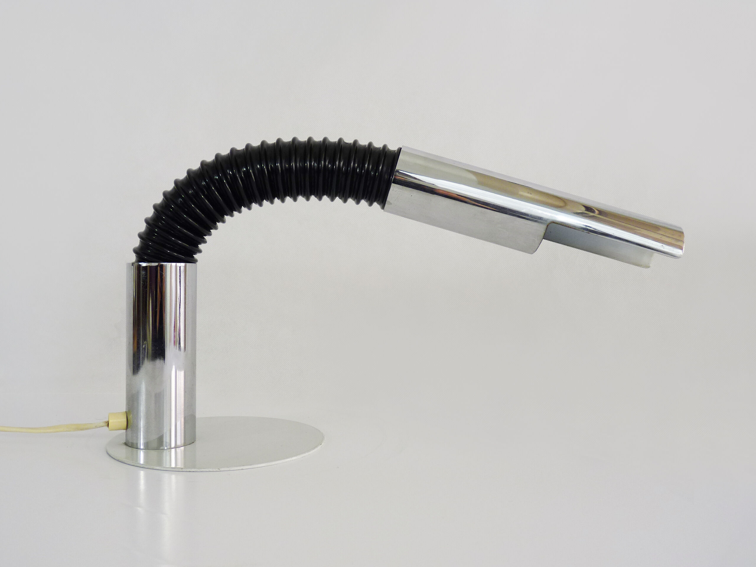 Italian flexible desk lamp Targetti Sankey by E Belinni chrome metal. Year 70