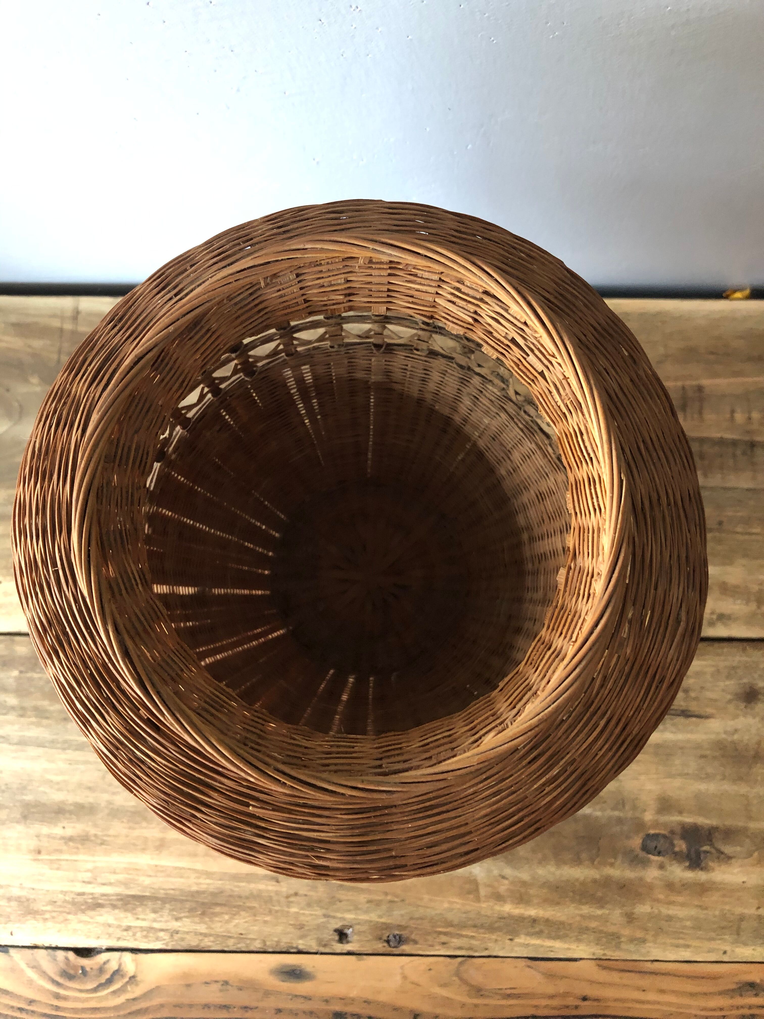 Cache jar in rattan or vase for dry bouquet