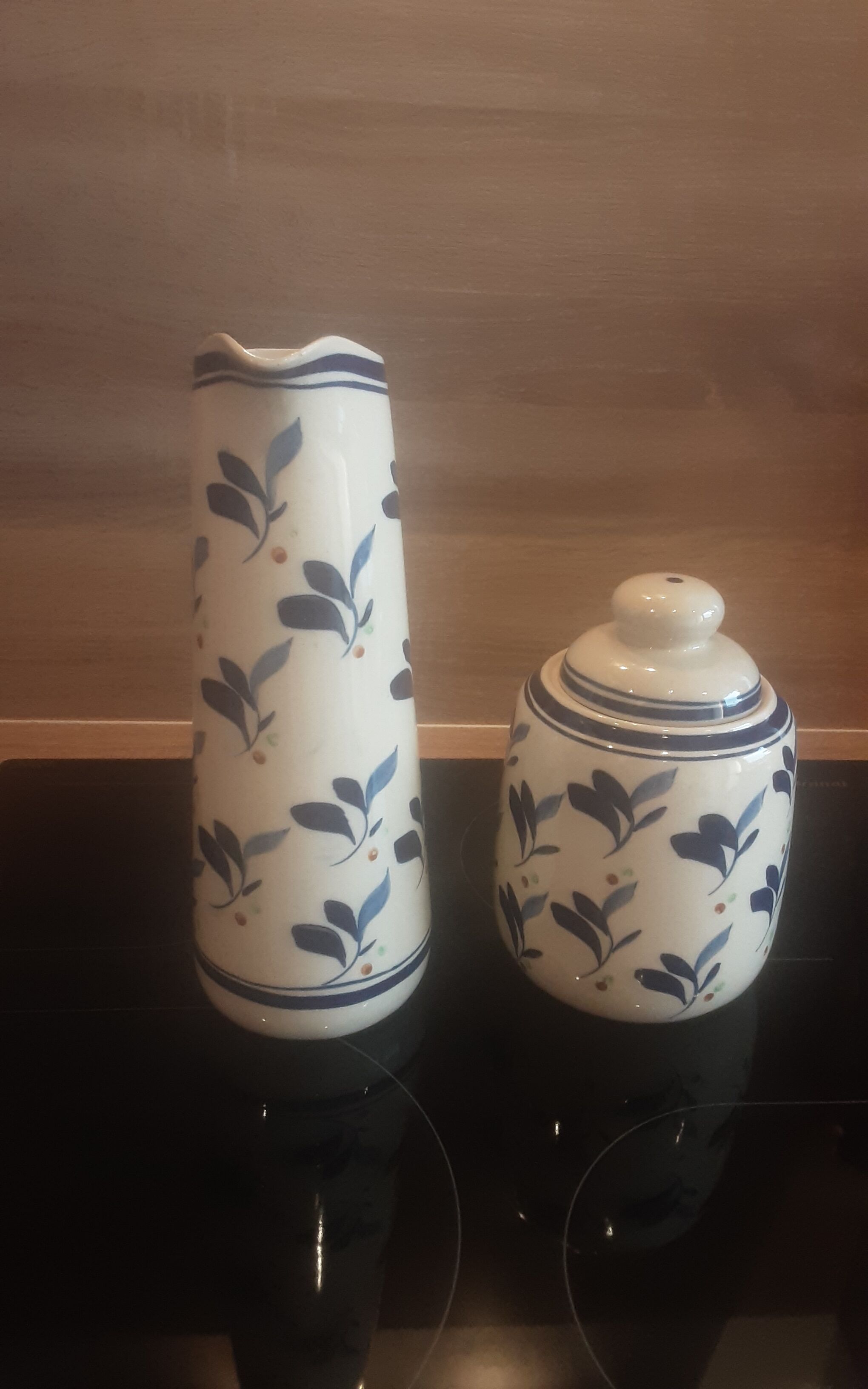 Lot decanter and cracked earthenware pot