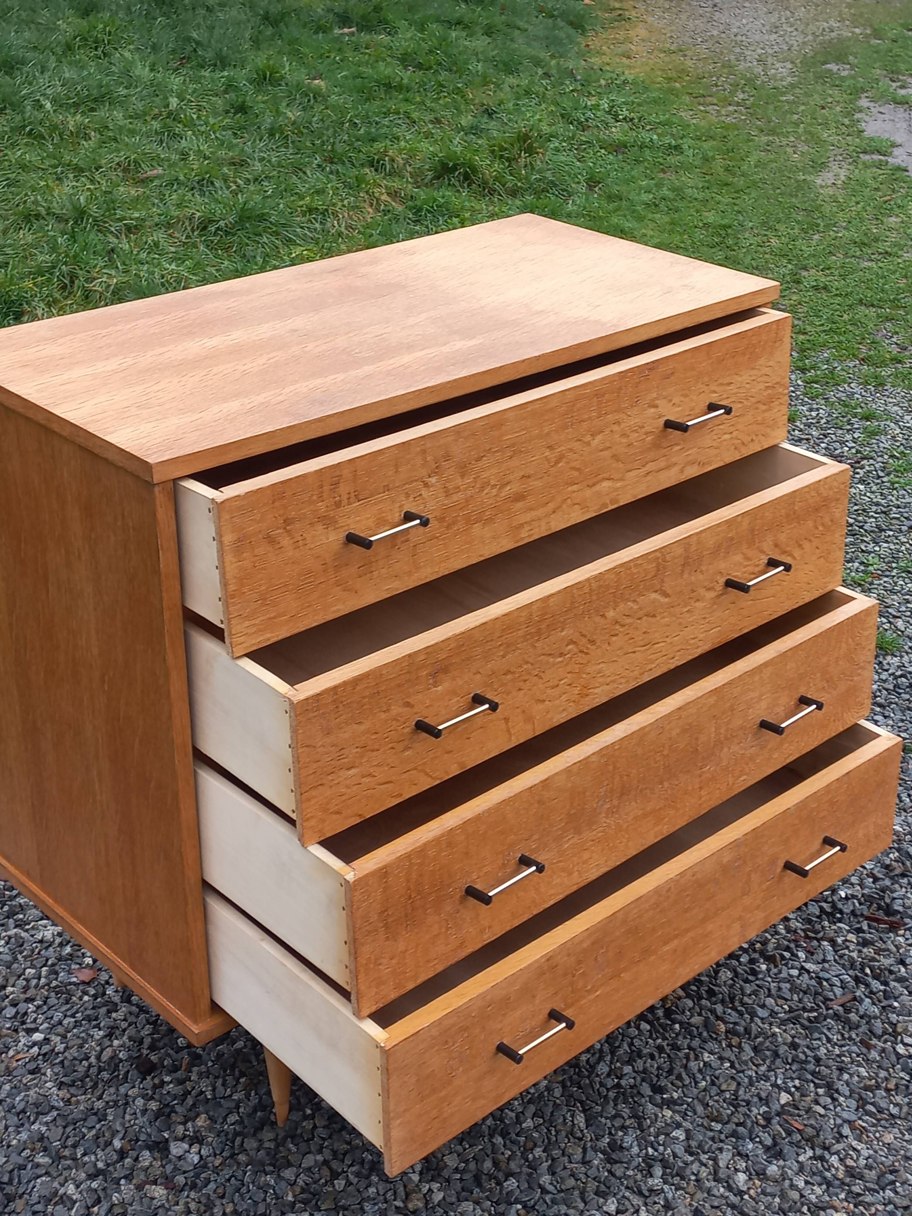 Vintage oak chest of drawers with 4 drawers from the 1960s.