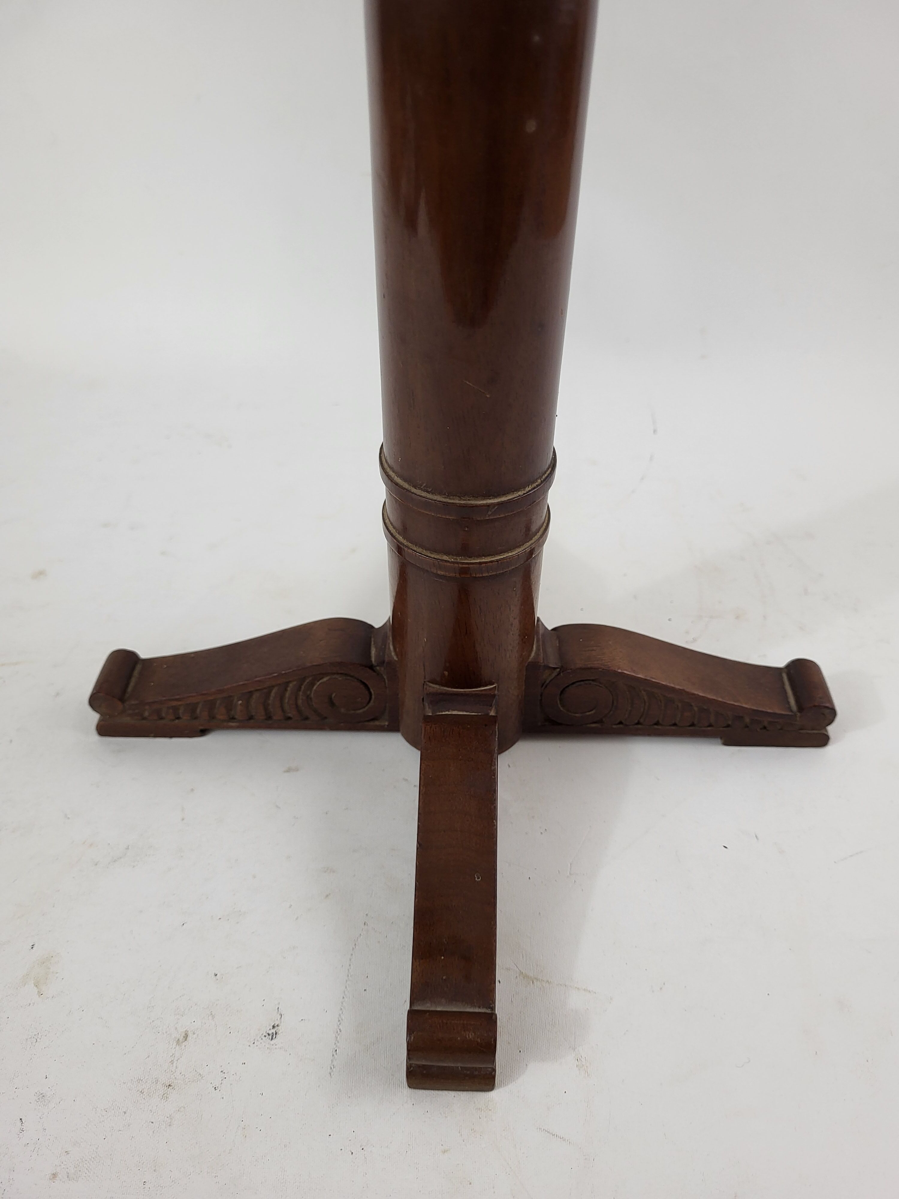 Fifth wheel / art deco wooden pedestal table