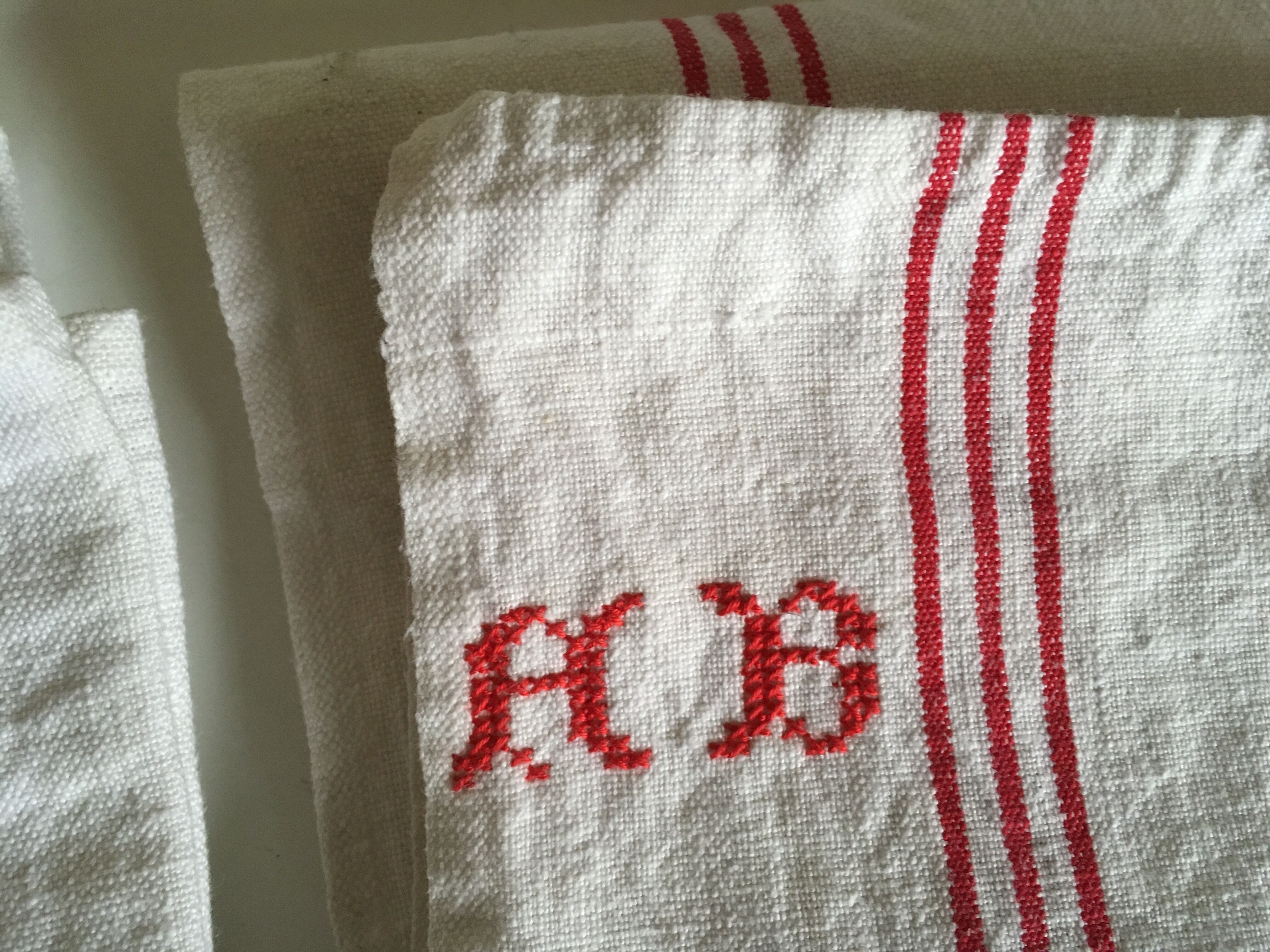 Paire de torchons en lin réserve de trousseau monogramme AB