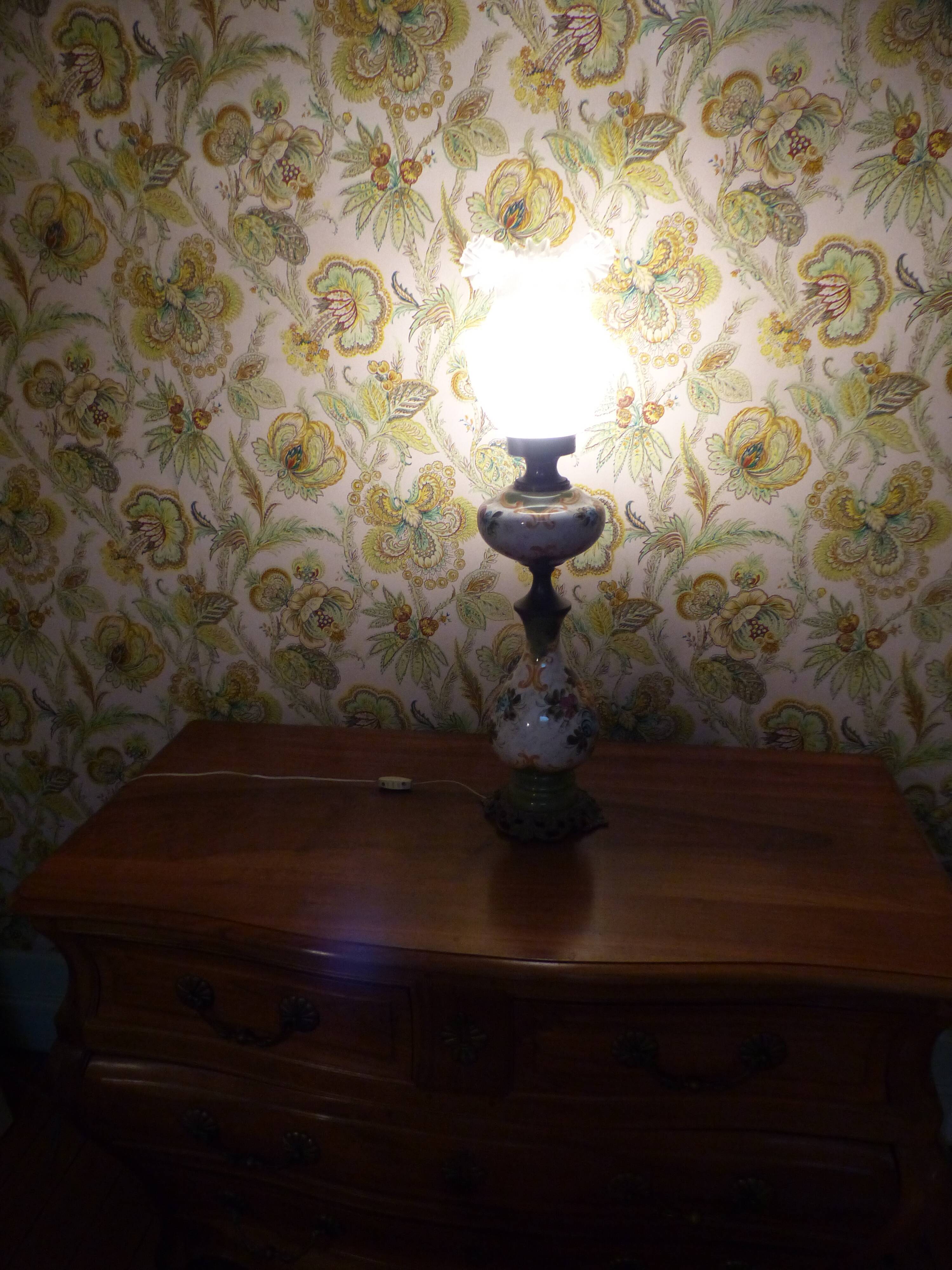 Painted ceramic lamp & lampshade glass lace