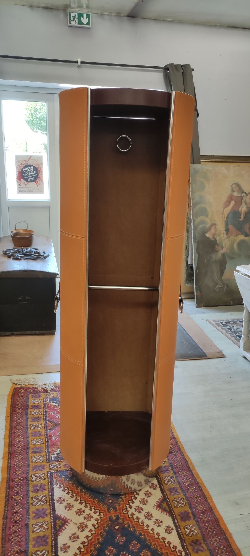 Rotating wardrobe
