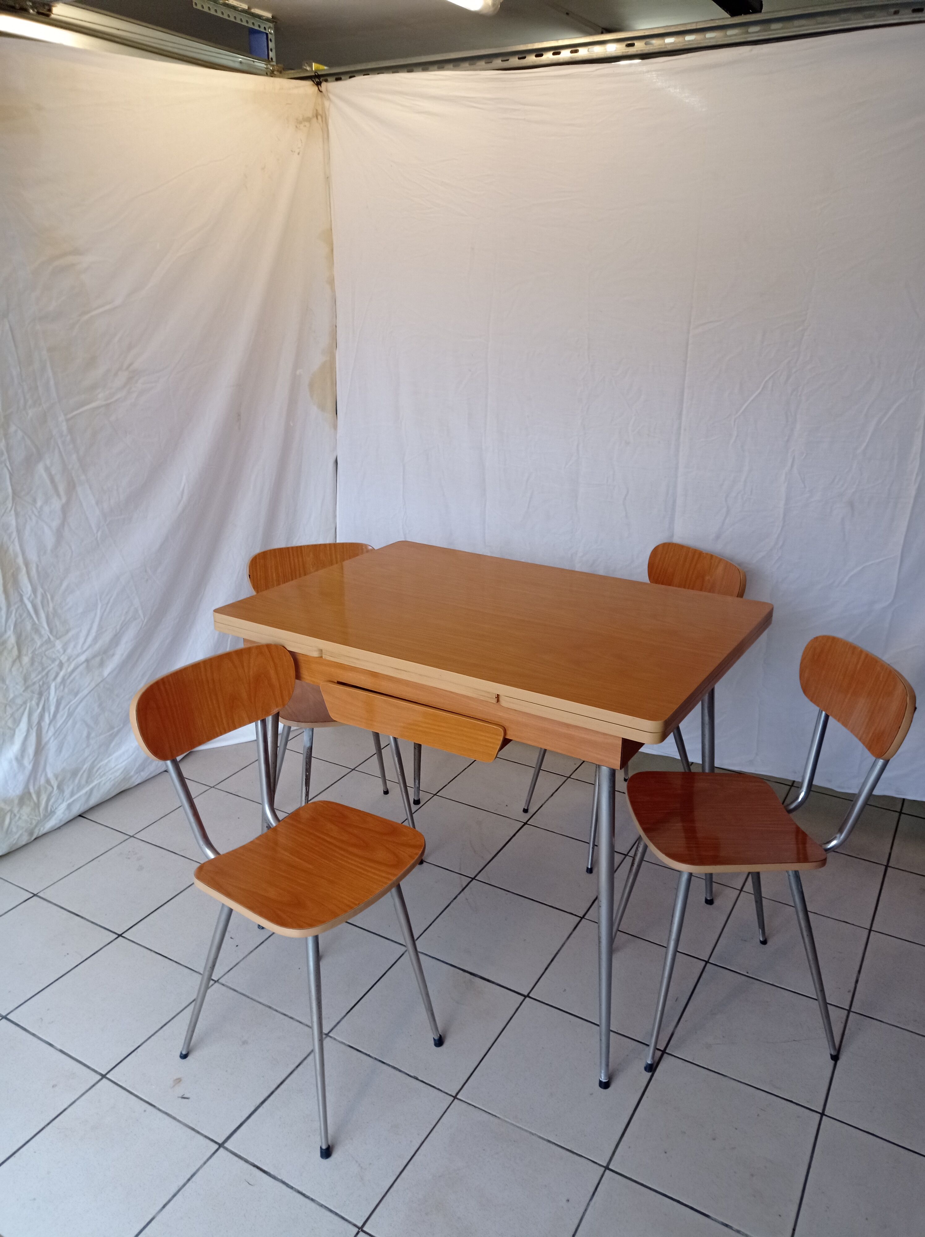 formica table with extension + 6 chairs