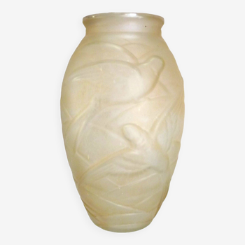 Vase en verre moulé opaque, Art Déco, hirondelles en relief, années 20-30