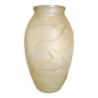 Vase en verre moulé opaque, Art Déco, hirondelles en relief, années 20-30