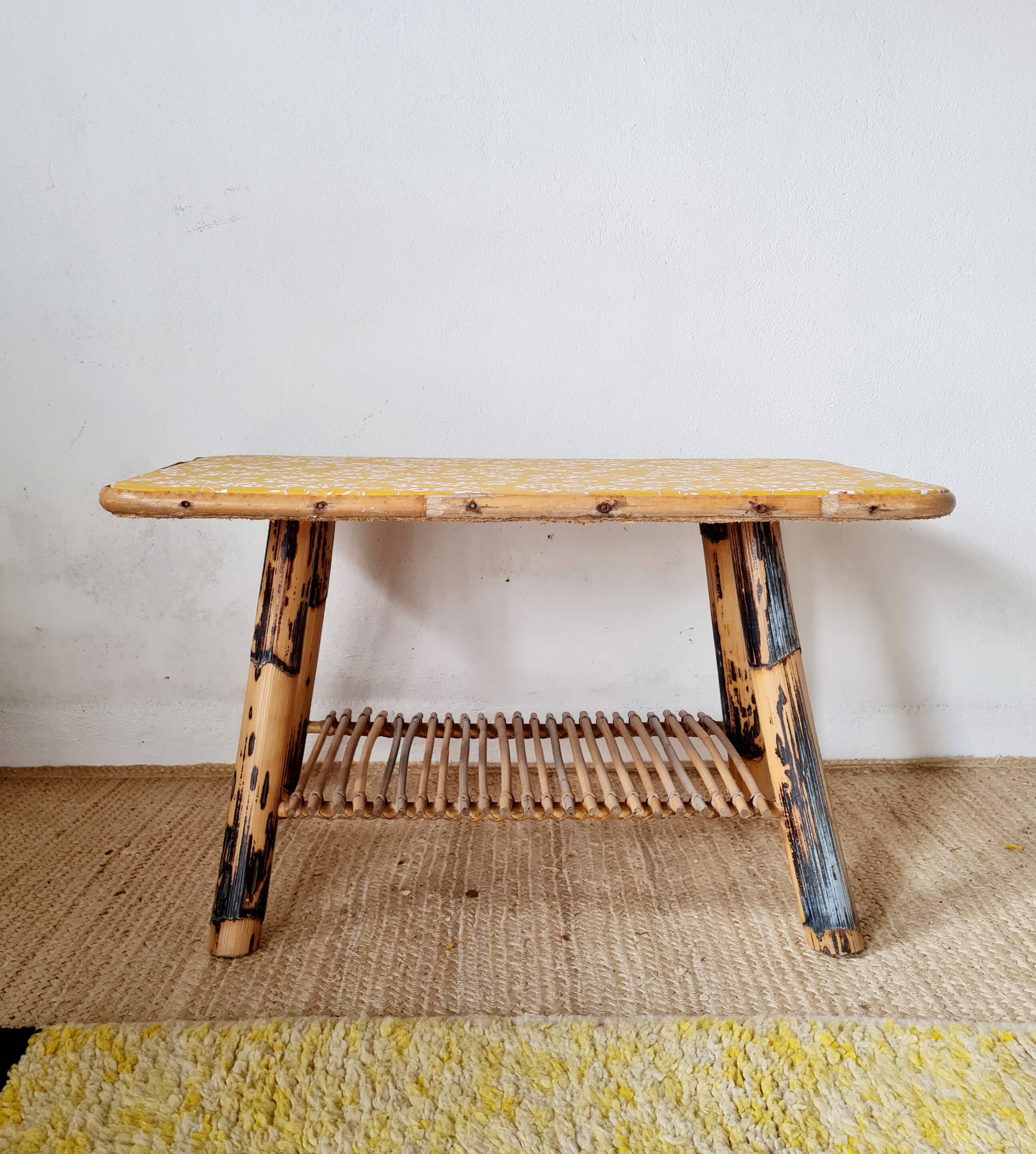 Table basse en rotin plateau tissu fleuri jaune
