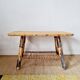 Table basse en rotin plateau tissu fleuri jaune