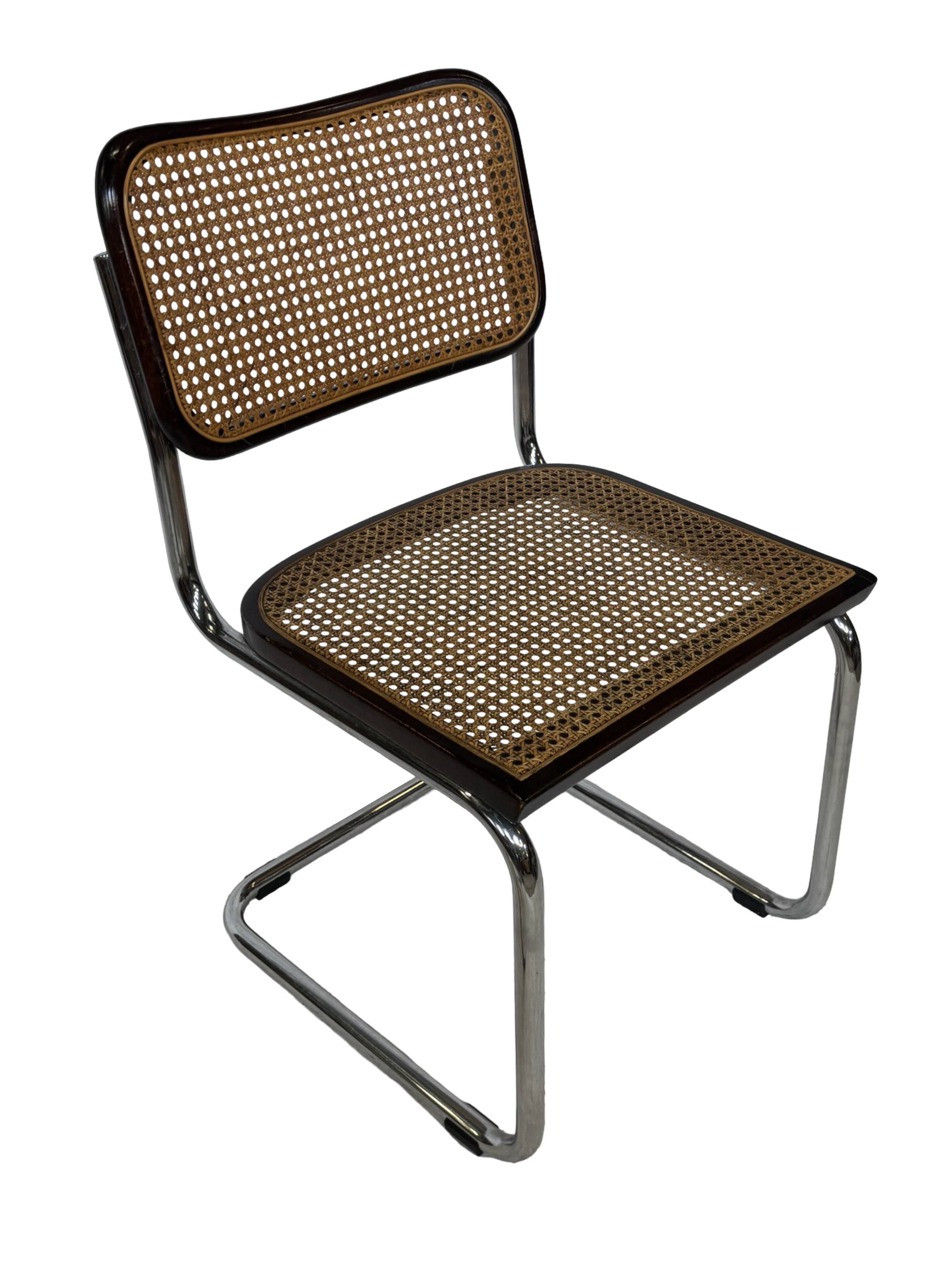 Ensemble de 4 chaises Cesca B32 conçues par Marcel Breuer, cadre marron foncé.