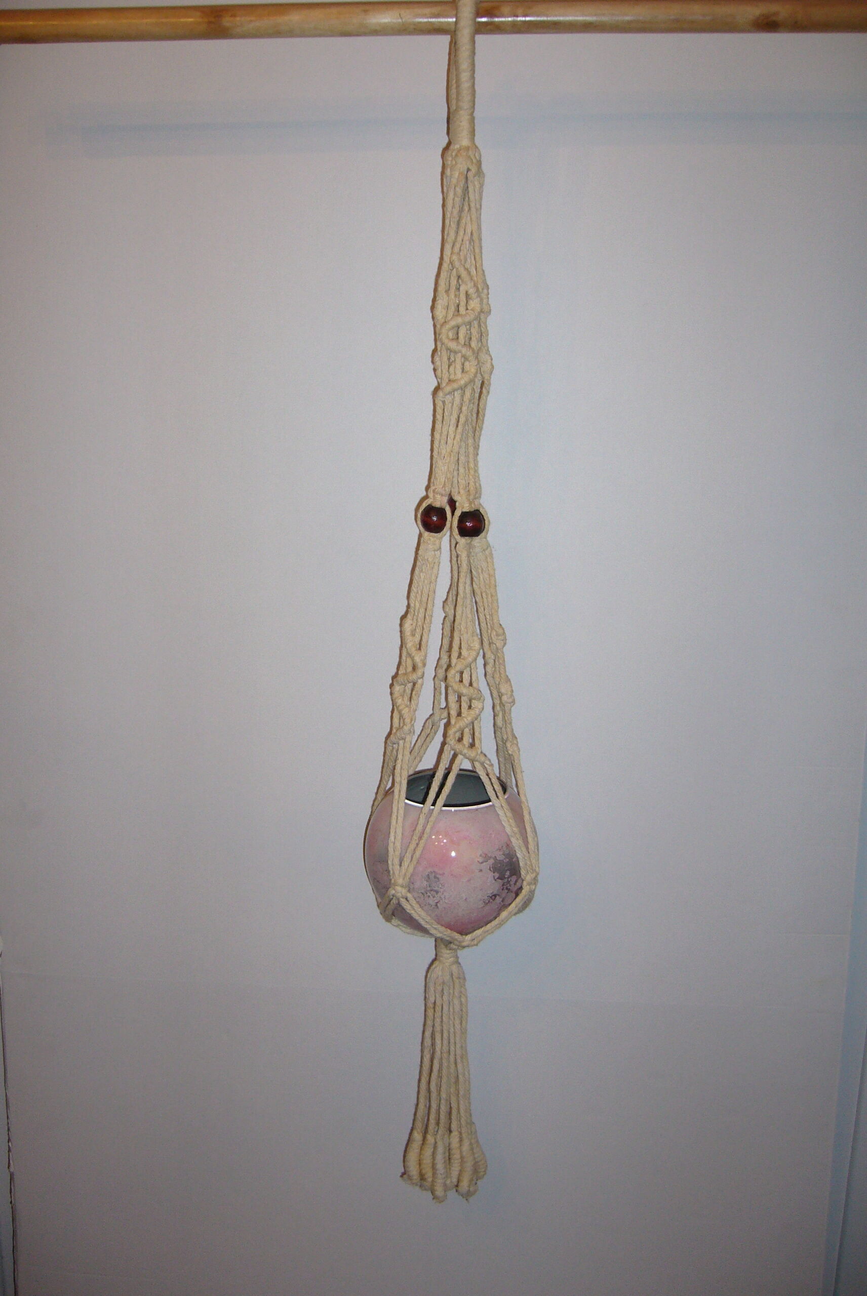 Plant carrier suspension macramé wood beads