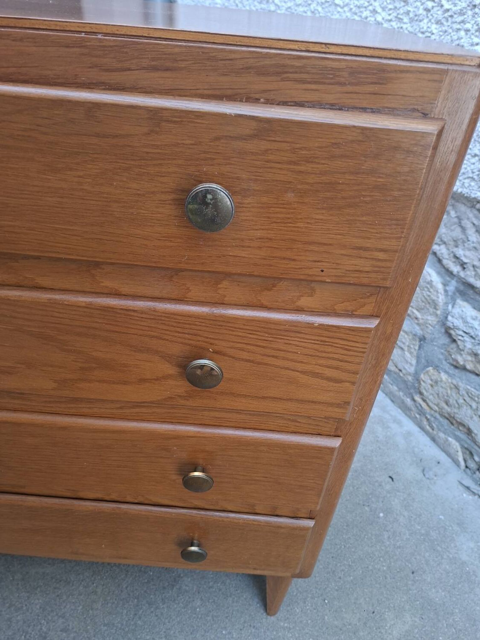 Vintage chest of drawers with tapered legs, 1950s design, 4 drawers.