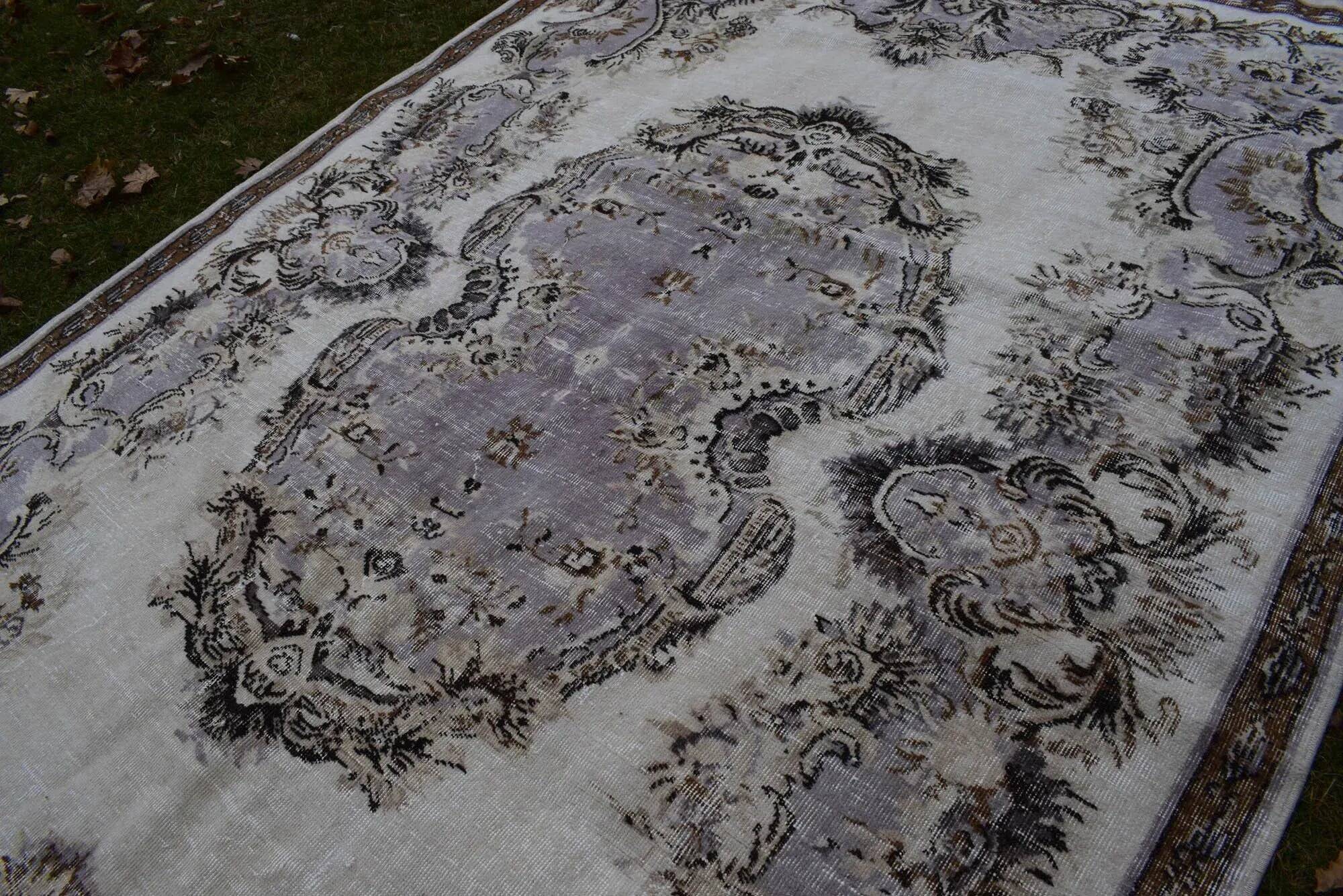 Vintage handmade Turkish rug 210x314 cm