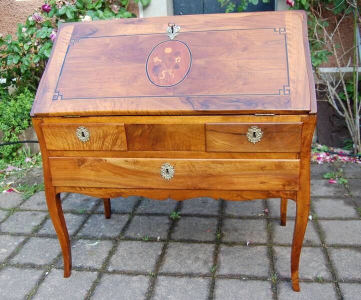 Louis XV Louis XVI period sloping desk in walnut from the 18th century