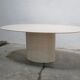 Table à manger vintage en travertin par les éditions Roche Bobois