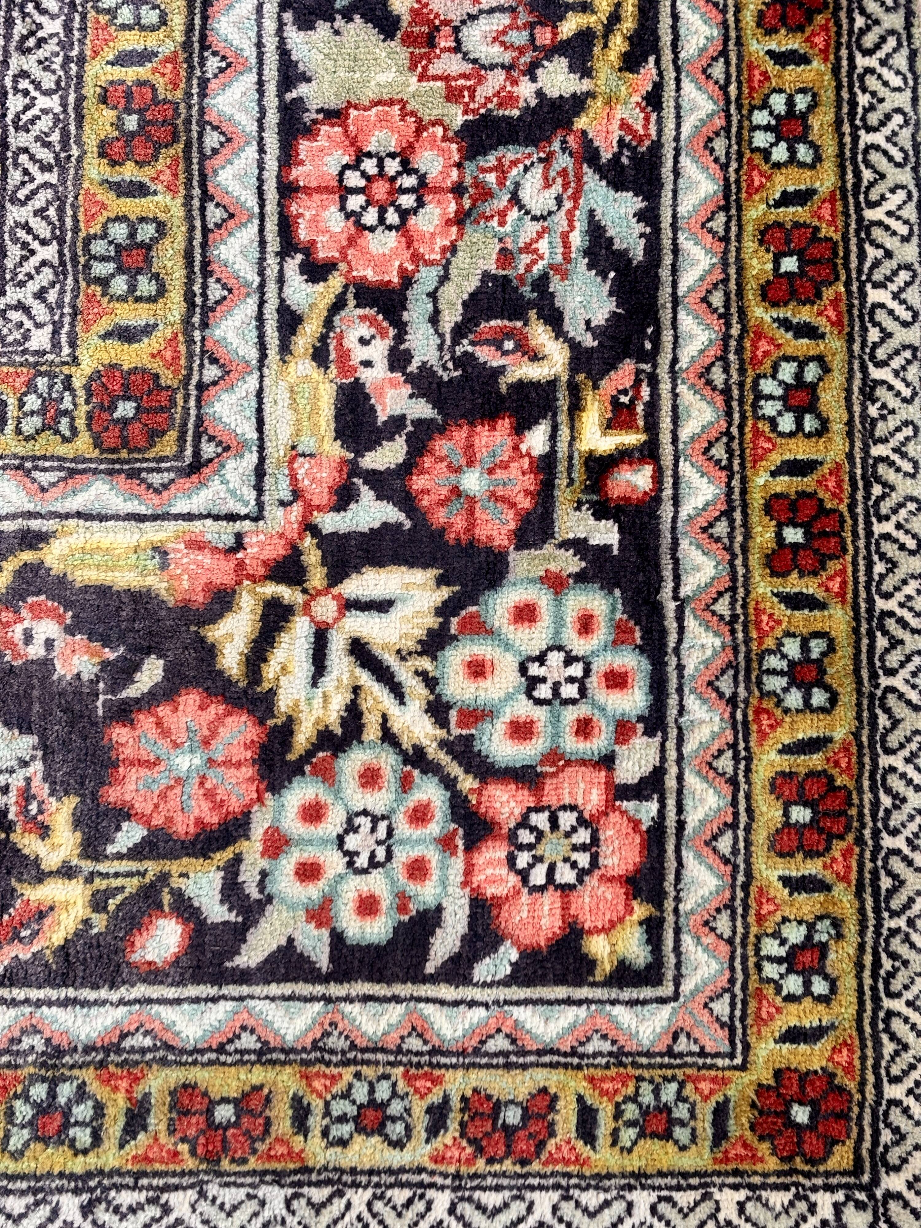 Large hand-knotted Persian Ghom carpet, silk on cotton – 150 x 260 cm