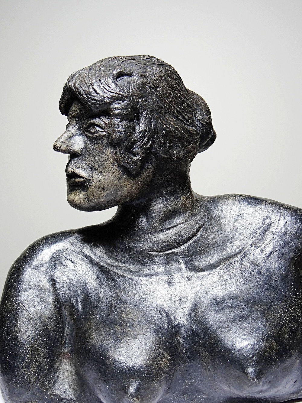 20th-century ceramic bust of a woman, art craft to be identified.