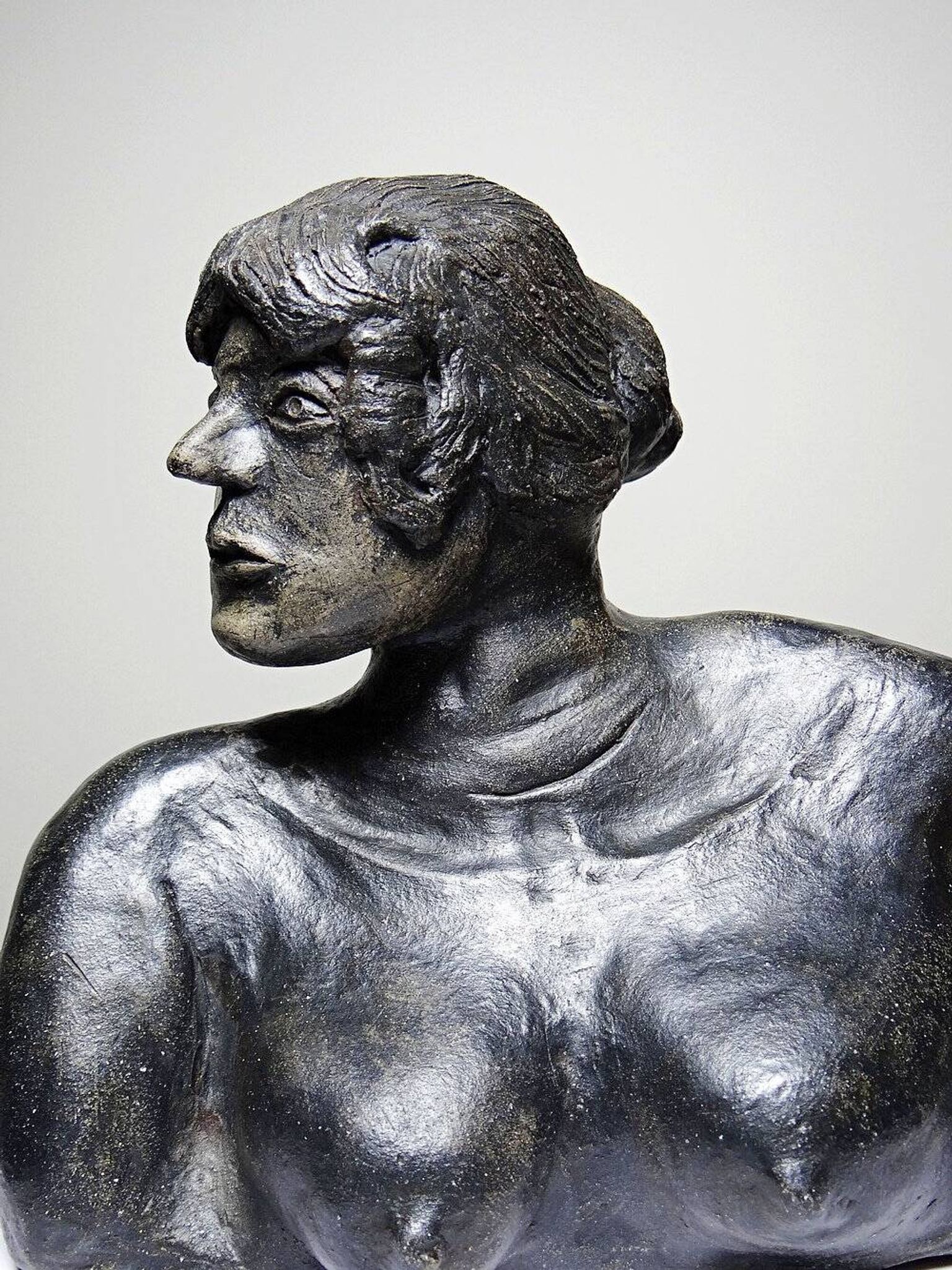 Buste de femme en céramique, XXème s.