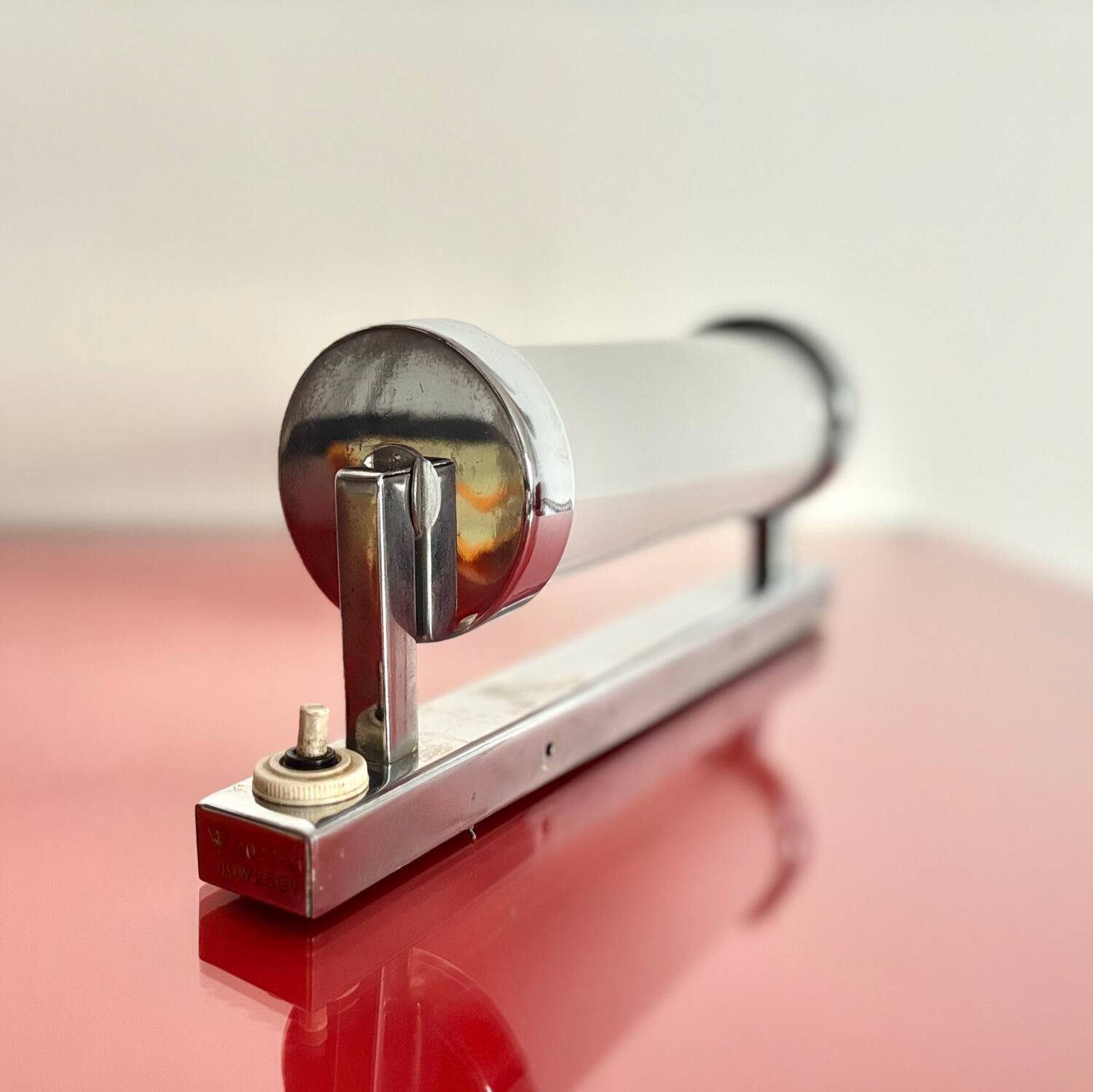 Applique murale fonctionnaliste avec abat-jour tubulaire en verre, Tchécoslovaquie, années 1950