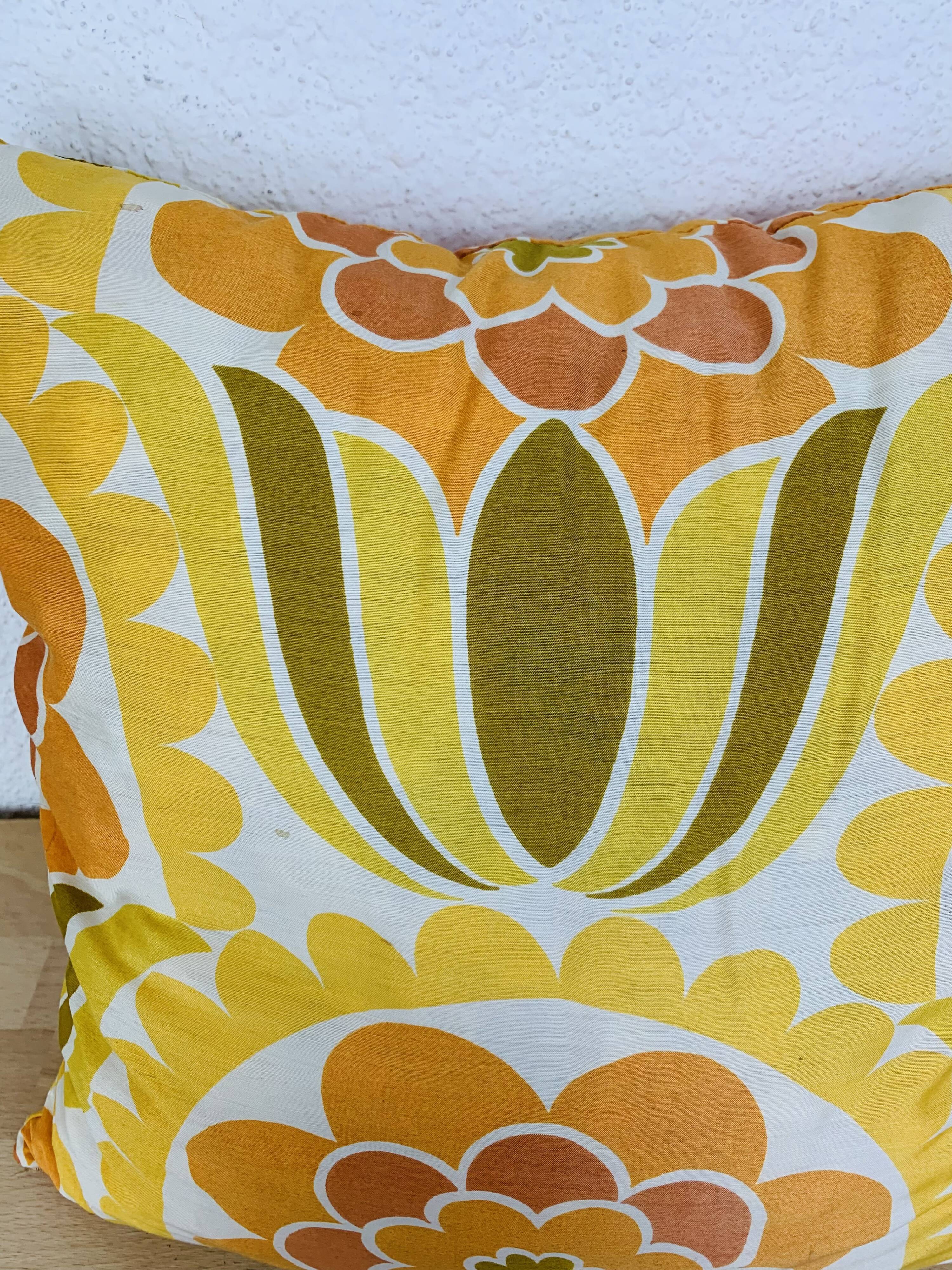 Vintage 70s flower cushion 37 x 37 cm