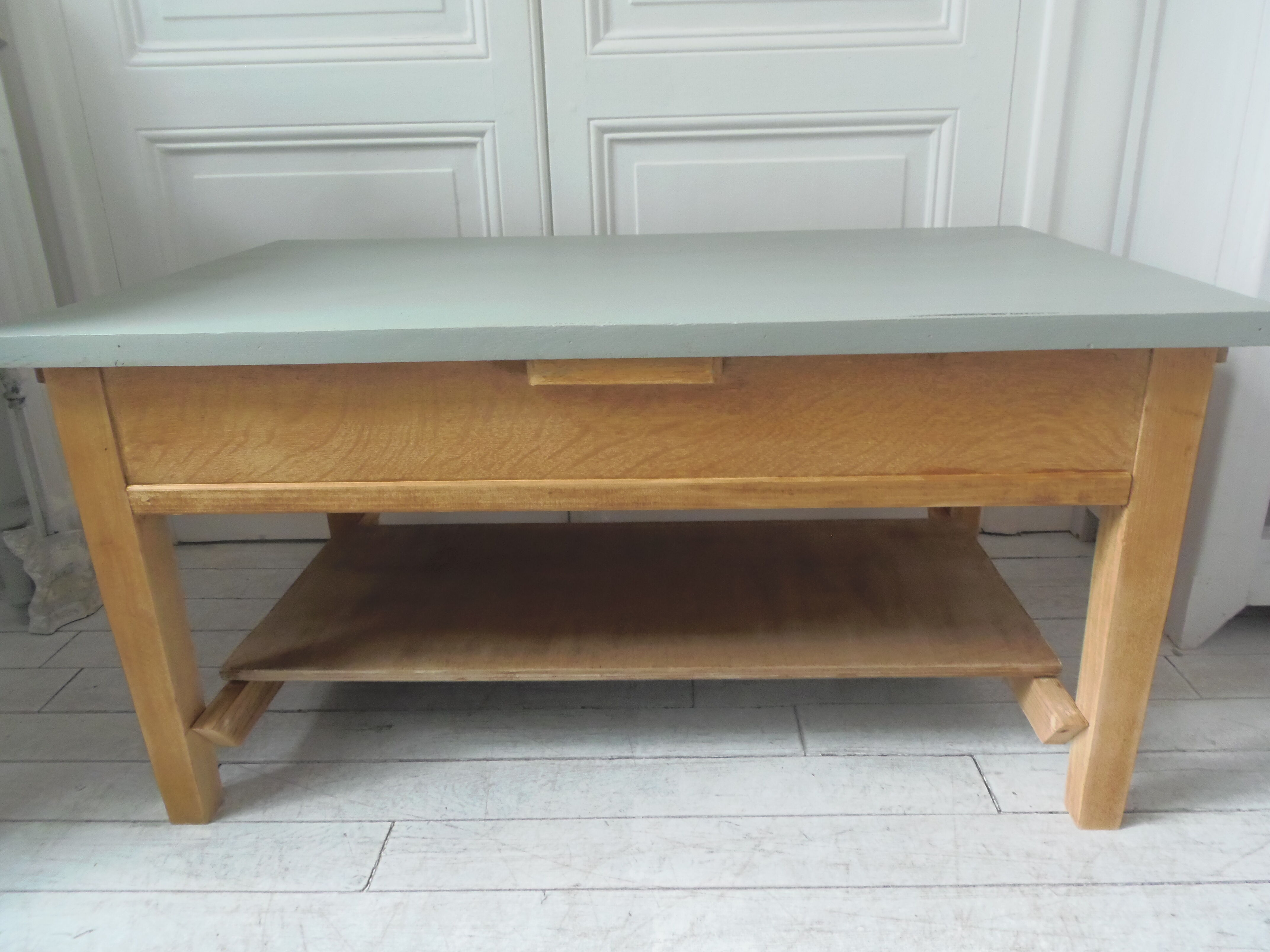 Table basse vintage, piétement, ceinture, tiroir et tablette bois, plateau vert de gris.