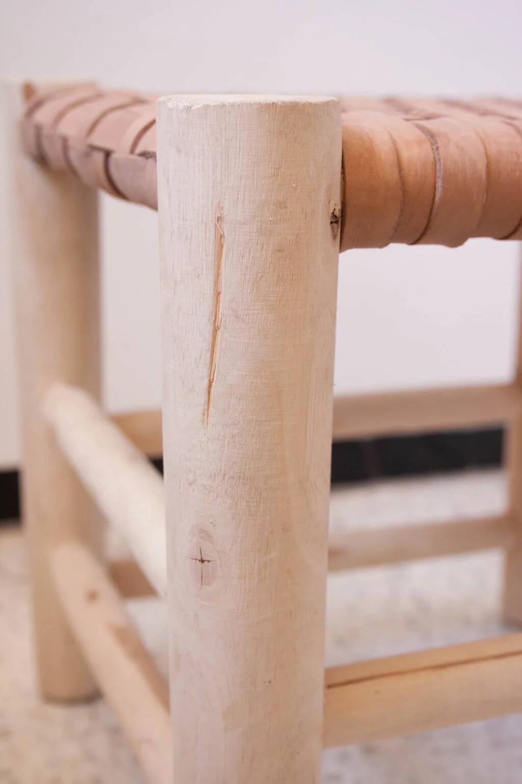 2 Tabouret en cuir et bois clair