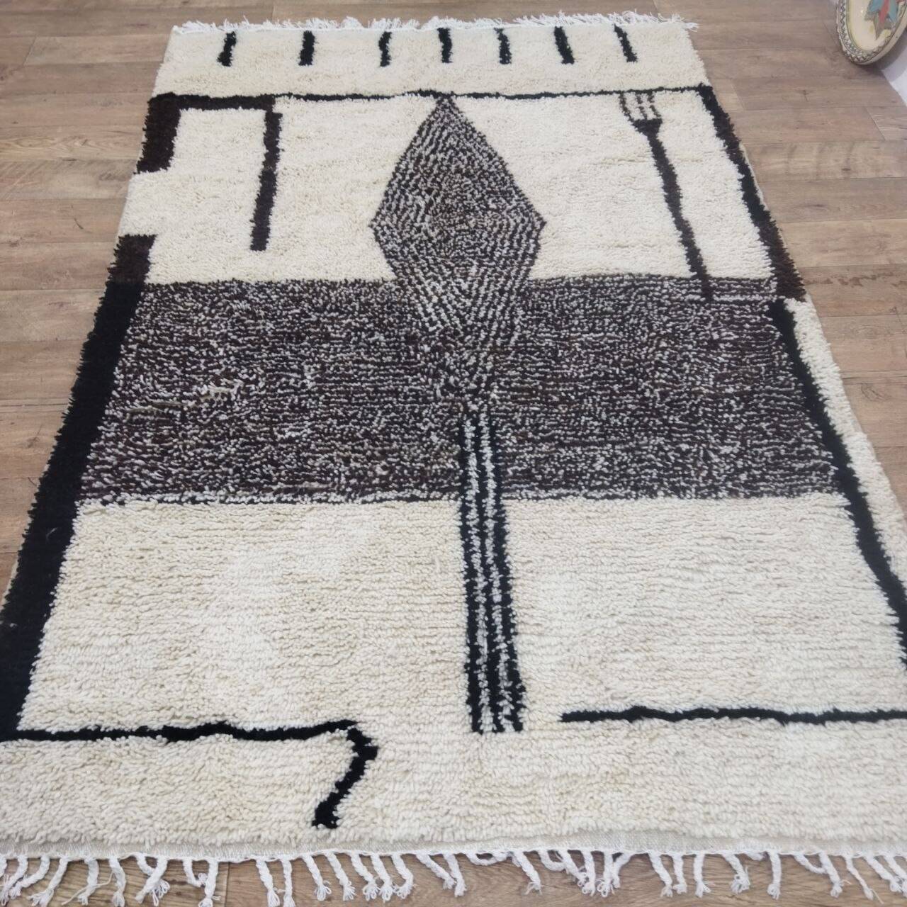 Azilal Berber rug in handmade wool 236 X 156 CM