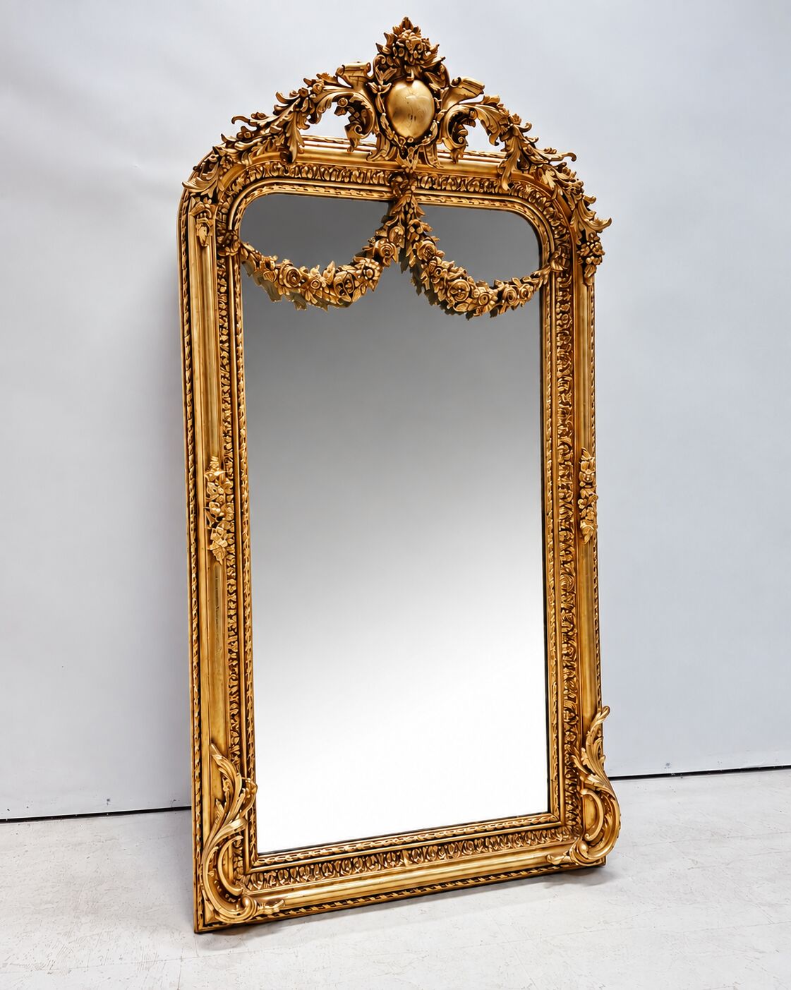 Miroir baroque doré avec guirlande de fleurs