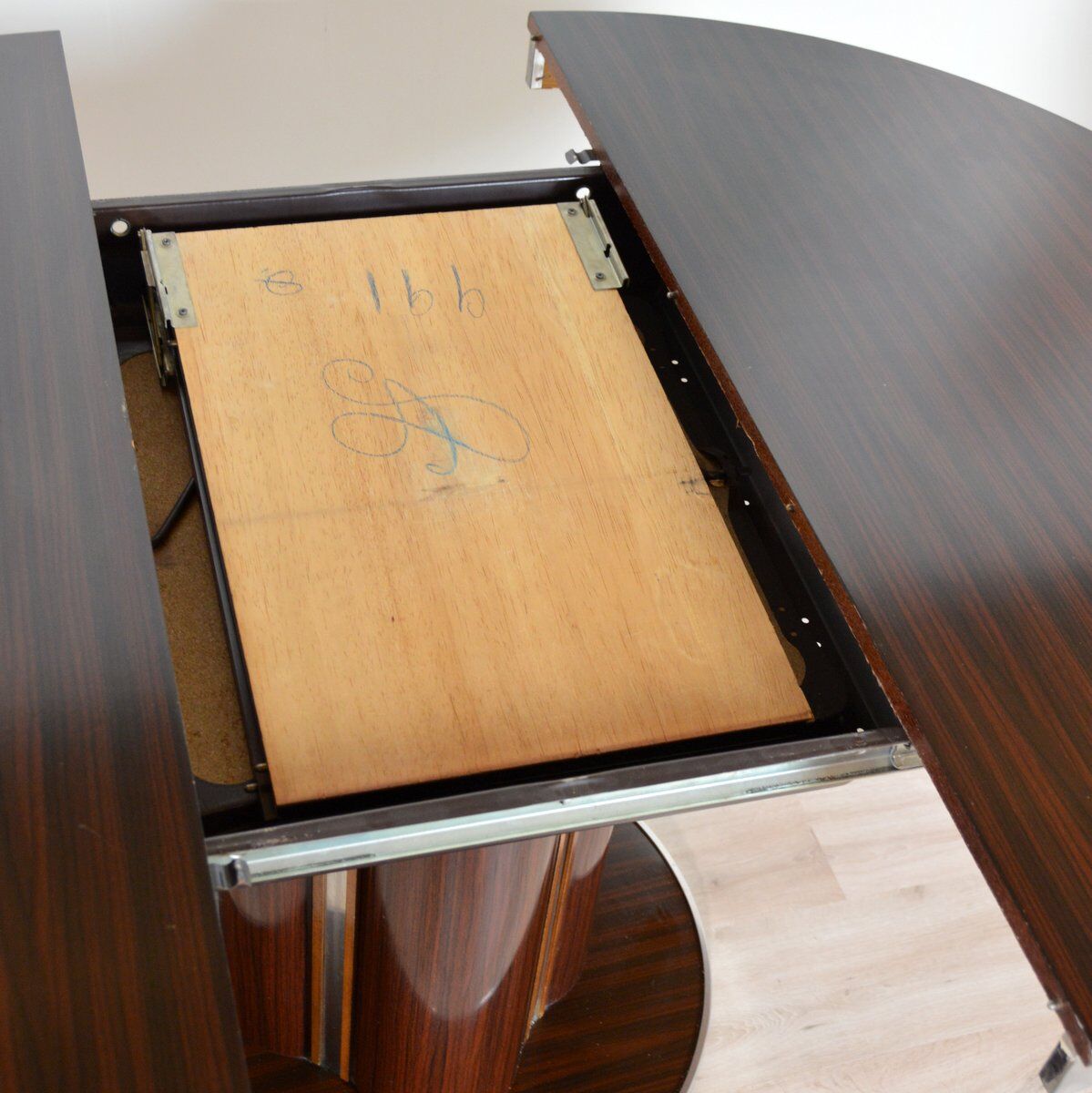 Round dining table with 1970s Italian design extension