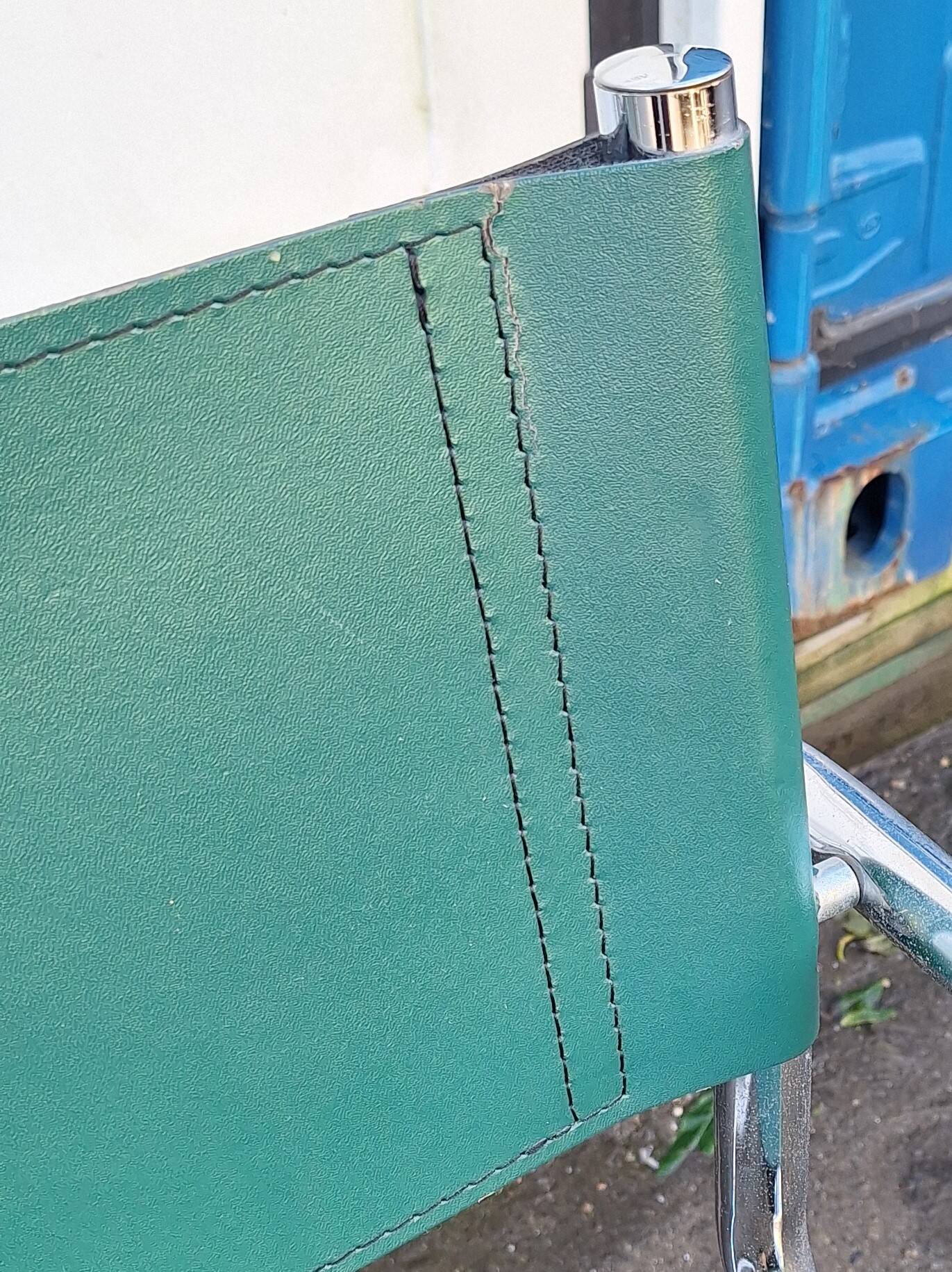 Fauteuil cantilever en métal chromé et cuir vert