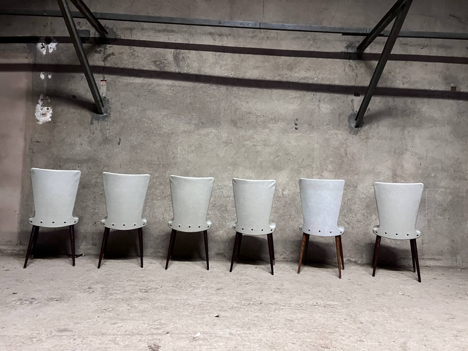 Serie de 6 chaises Baumann modèle Essor en simili cuir blanc