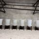 Serie de 6 chaises Baumann modèle Essor en simili cuir blanc