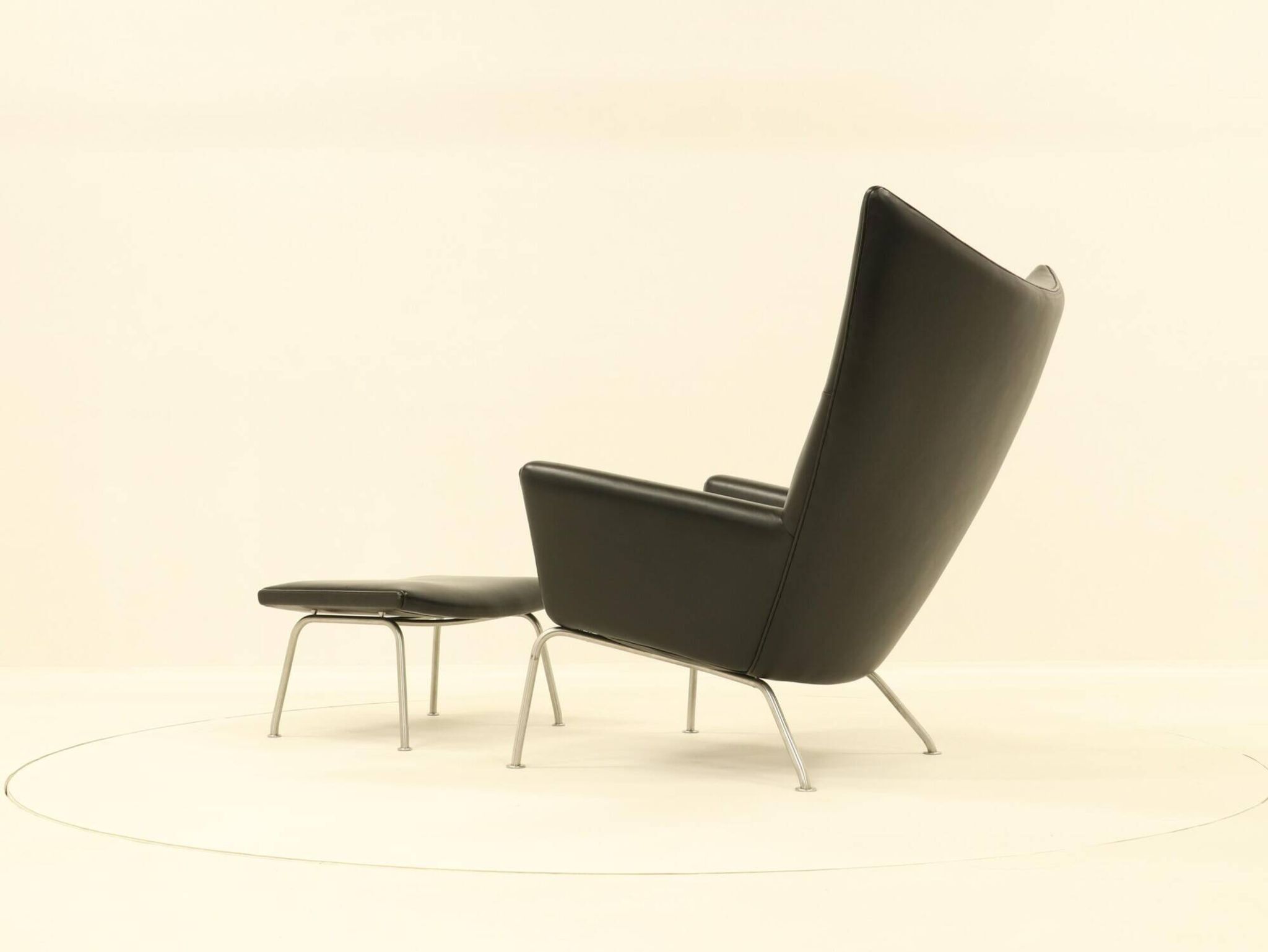 Fauteuil et repose-pieds assorti – CH445 et CH446 – par Hans Wegner