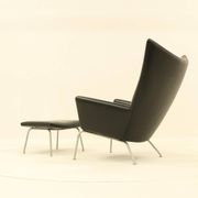 Fauteuil et repose-pieds assorti – CH445 et CH446 – par Hans Wegner